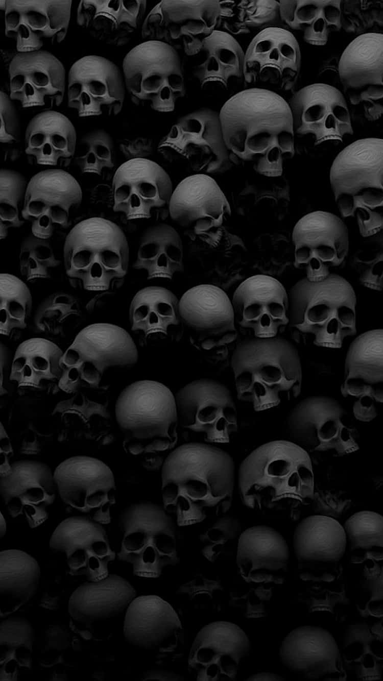 Skull Phone 桌布 壁紙 — 一個密集的單色圖案，人類頭骨在深色背景上以重複網格排列。