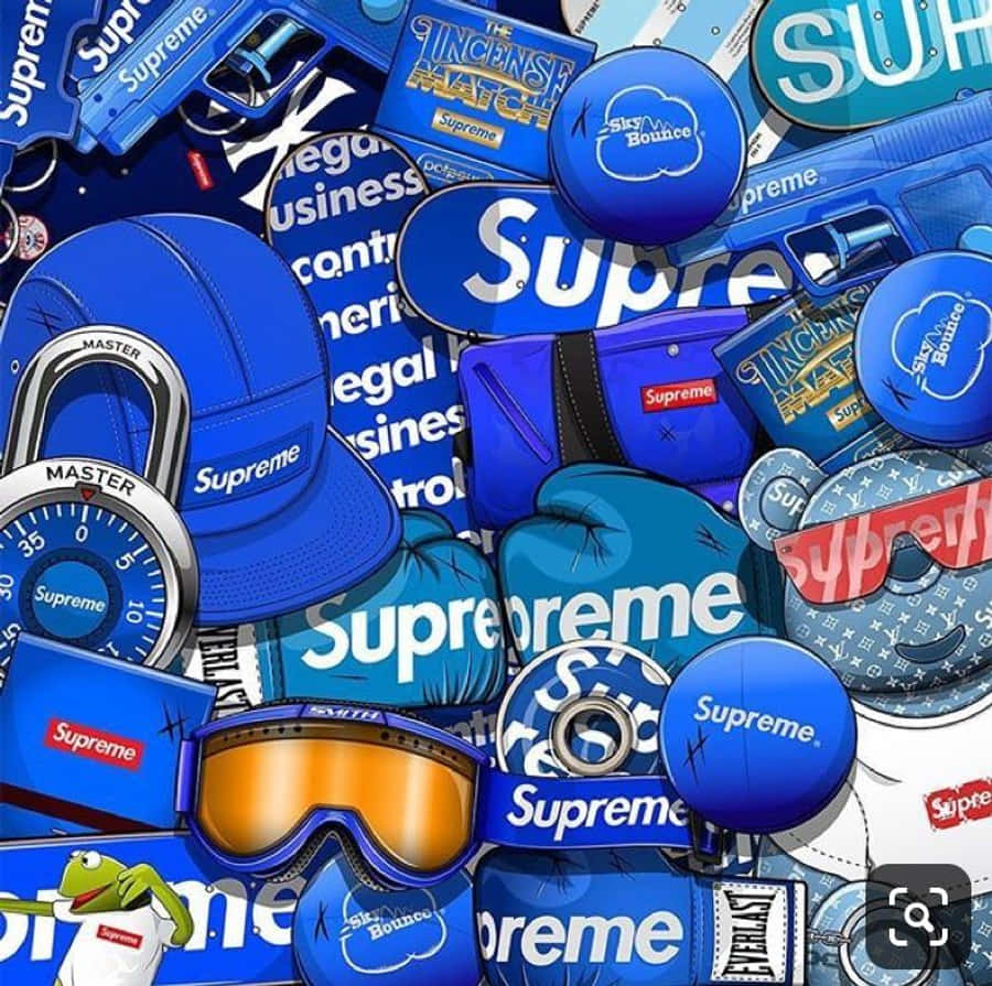 桌布 壁紙 — 一個密集的拼貼畫，包含藍色Supreme品牌物品，包括帽子、鎖、護目鏡和配件，營造出大膽的街頭服飾美學。