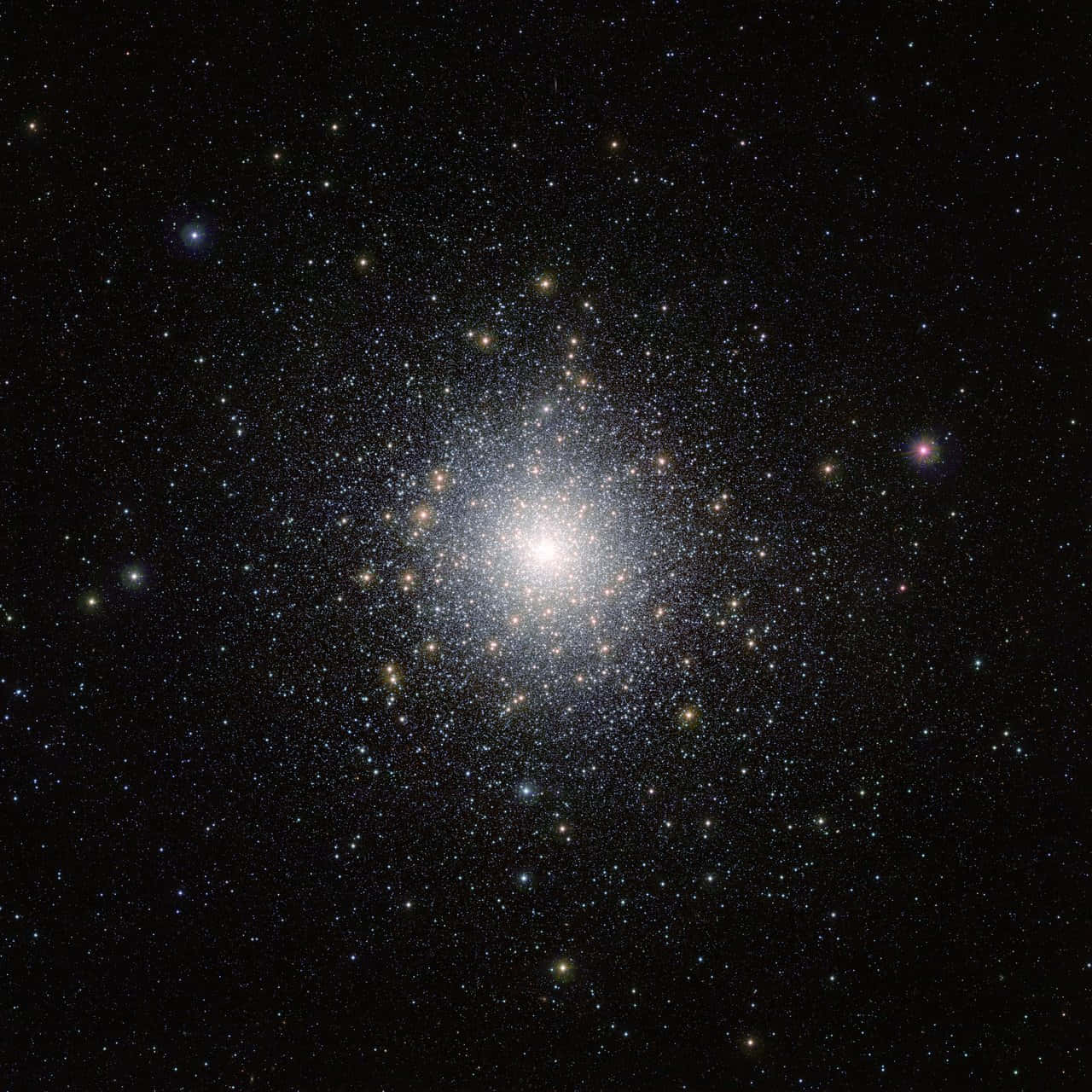 Star Cluster 桌布 壁紙 — 一個密集的星團在廣闊黑暗的宇宙中心明亮地發光，宇宙中點綴著無數遙遠的恆星。