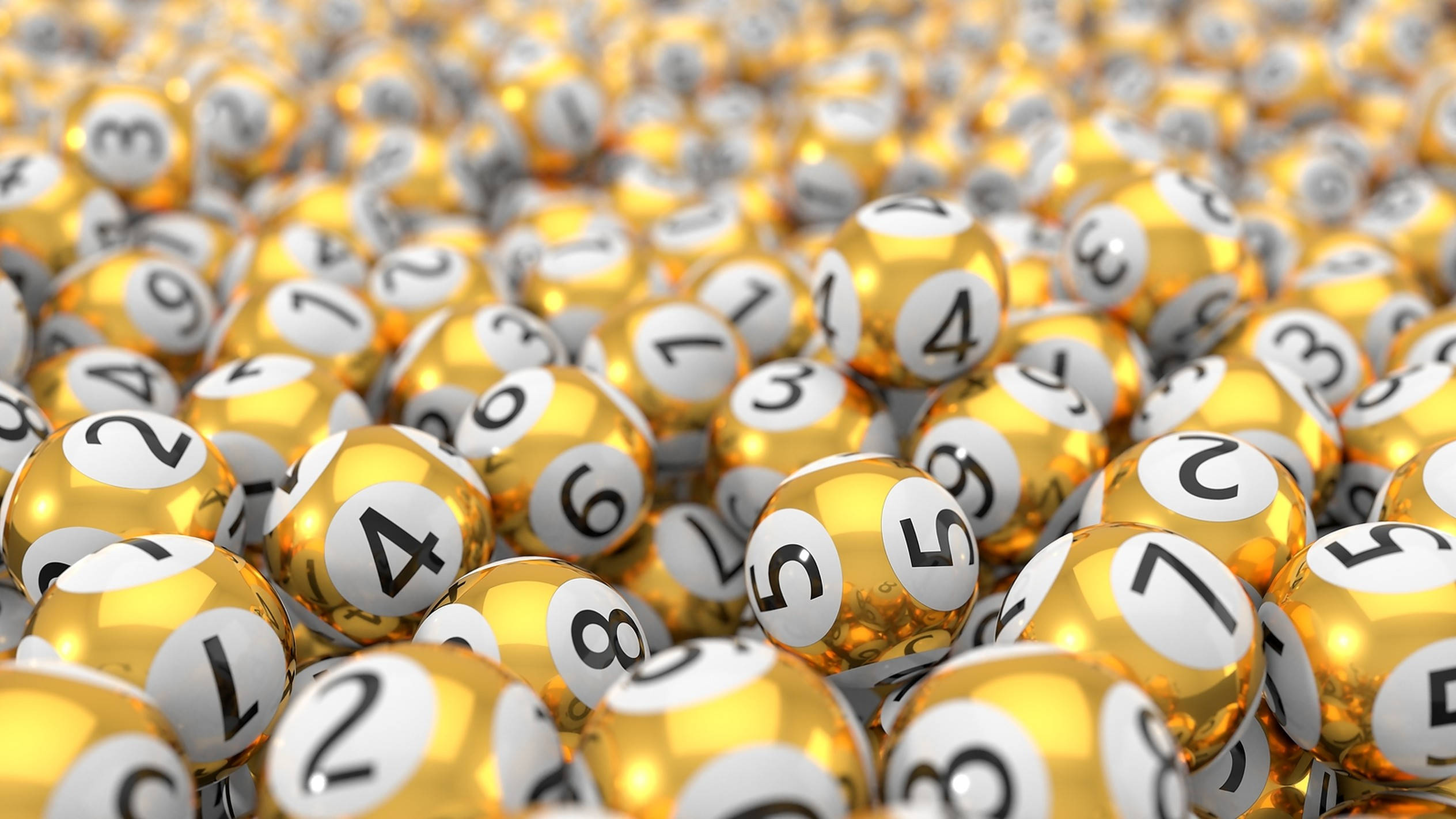 Lottery 桌布 壁紙 — 一個密集的閃亮金色彩票球場，黑色數字散落在明亮的表面上。
