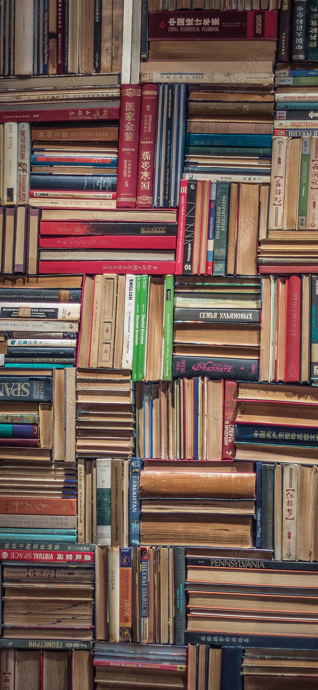 books 桌布 壁紙 — 一個密集的馬賽克，由紅色、綠色、藍色和米色等各種書脊的復古書籍緊密垂直堆疊而成。