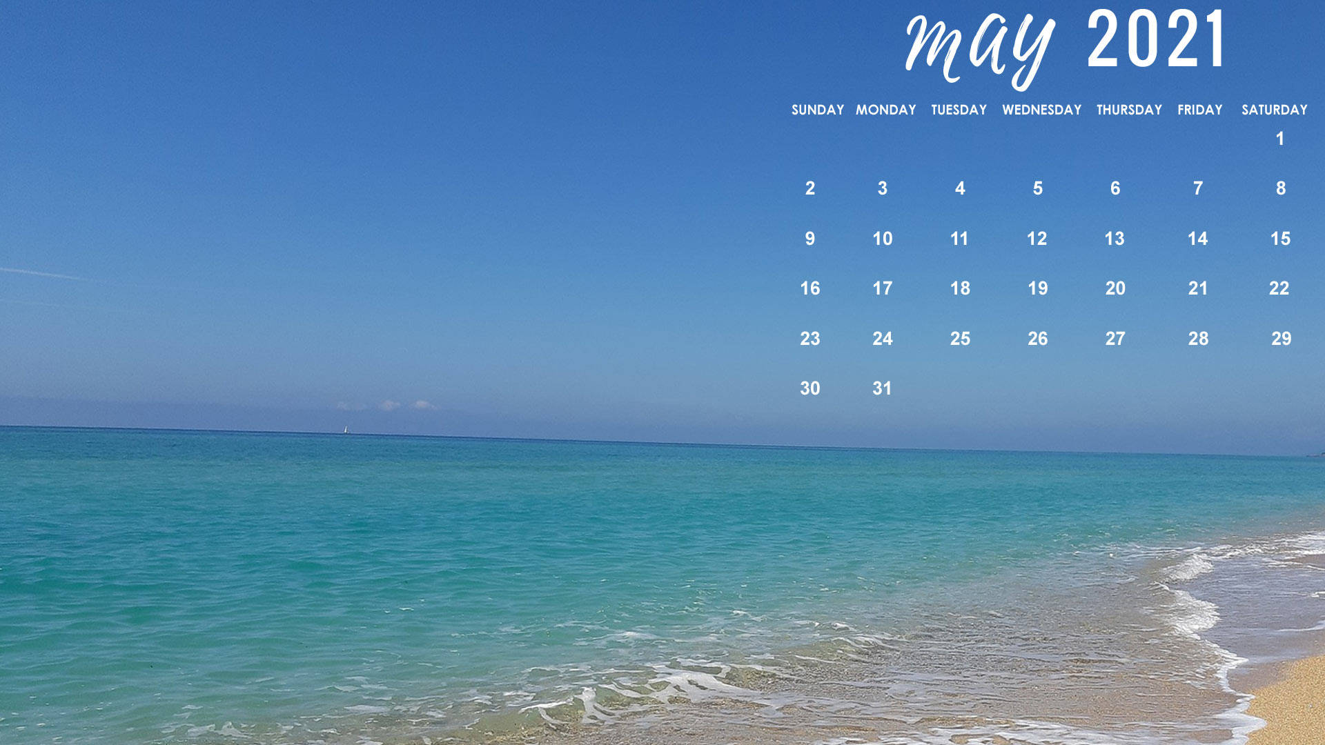 May 桌布 壁紙 — 一個寧靜的2021年5月日曆，覆蓋在清澈的藍天和碧綠的海洋與沙灘相接的景色上。