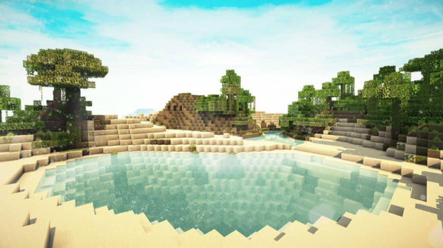 水 桌布 壁紙 — 一個寧靜的Minecraft景觀，有一個清澈的水池，周圍是方塊樹木和沙地，在明亮的藍天下。