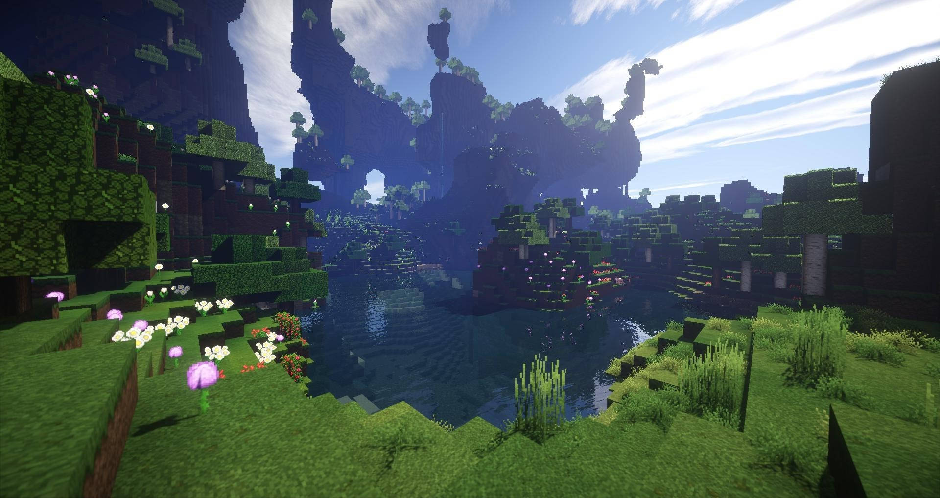 最佳我的世界 桌布 壁紙 — 一個寧靜的Minecraft景觀，有一個平靜的湖泊，周圍是茂密的綠色方塊地形和浮島，在明亮的藍天下。