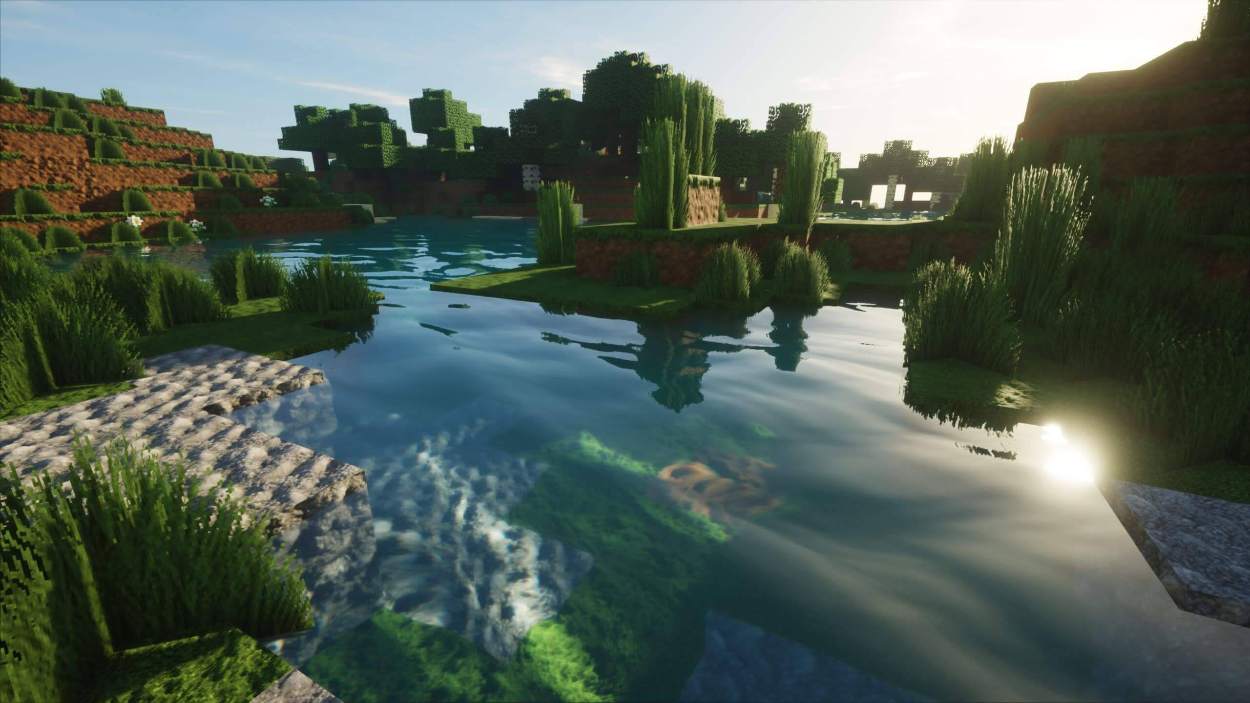 最佳我的世界 桌布 壁紙 — 一個寧靜的Minecraft湖泊在溫暖陽光下映照出明亮的天空和方塊樹木。