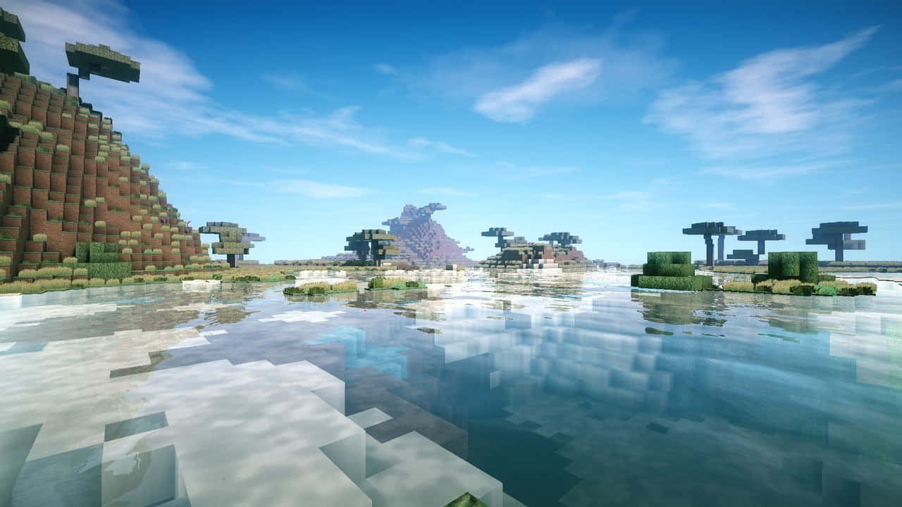 山景 桌布 壁紙 — 一個寧靜的Minecraft風景，有方塊樹木和山脈在平靜的水面倒影，天空是明亮的藍色。