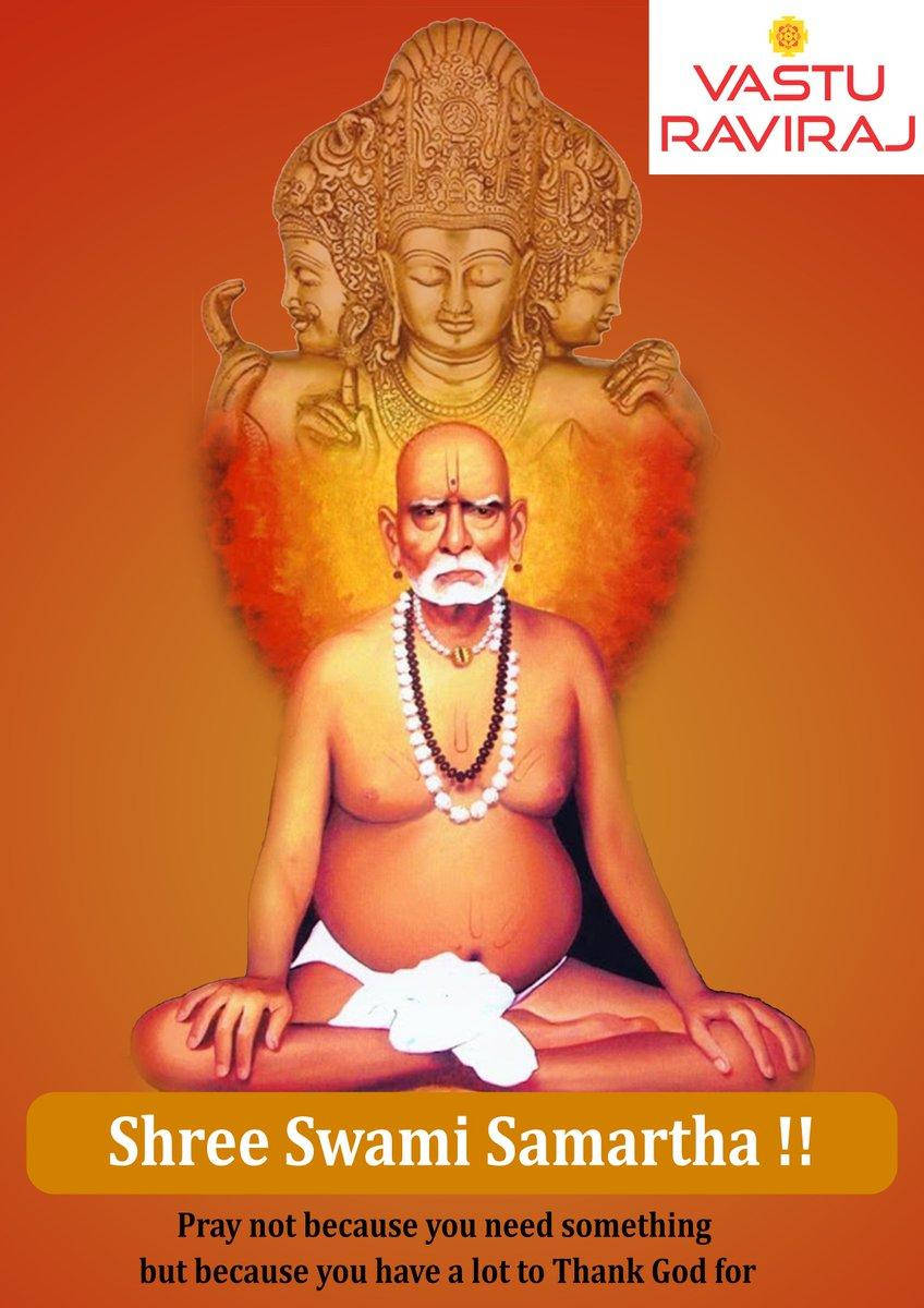 shri swami samarth 桌布 壁紙 — 一個寧靜的三面金色神靈懸浮在一位穿著白色腰布的坐著導師上方，背景是溫暖的橙色漸變。