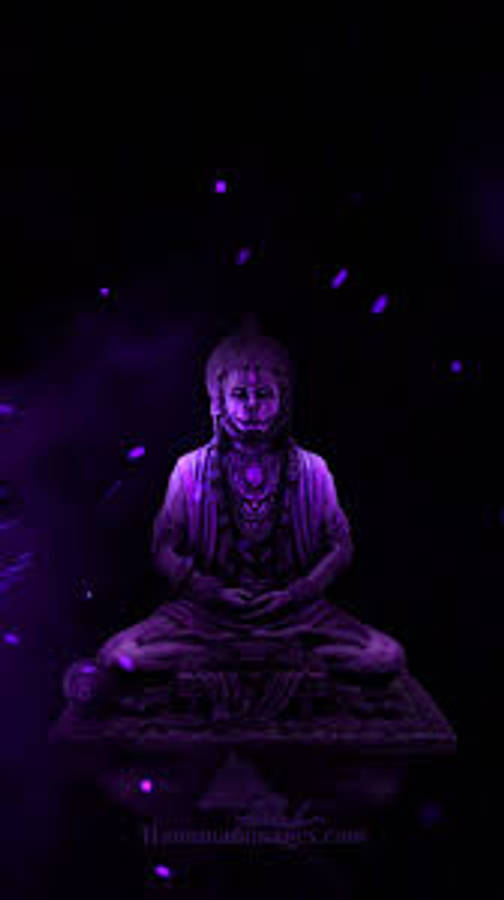 Hanuman 桌布 壁紙 — 一個寧靜的人物在黑暗背景下，於發光的紫色粒子下以蓮花坐姿冥想。