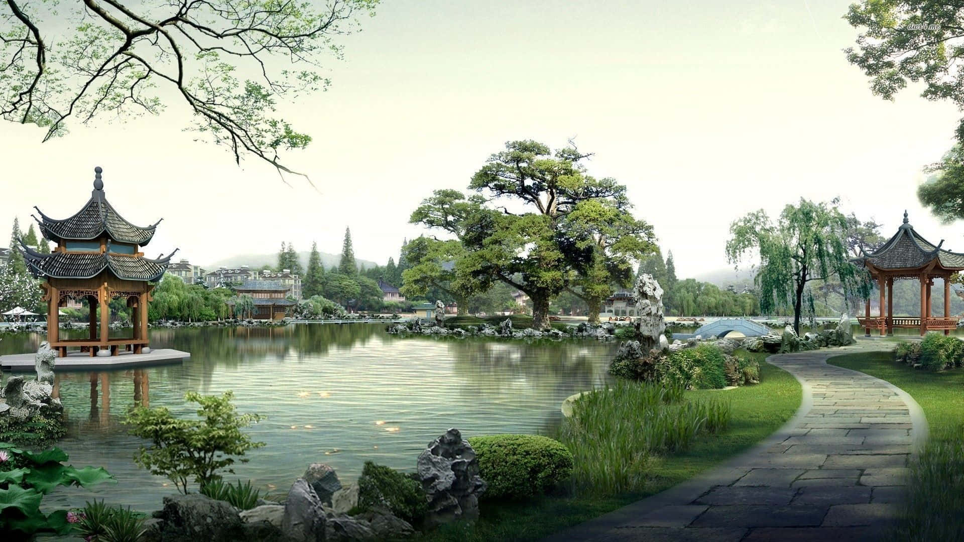 禪 桌布 壁紙 — 一個寧靜的傳統中式花園，有塔、石徑和茂密的綠植，在柔和日光下倒映在平靜的水面。