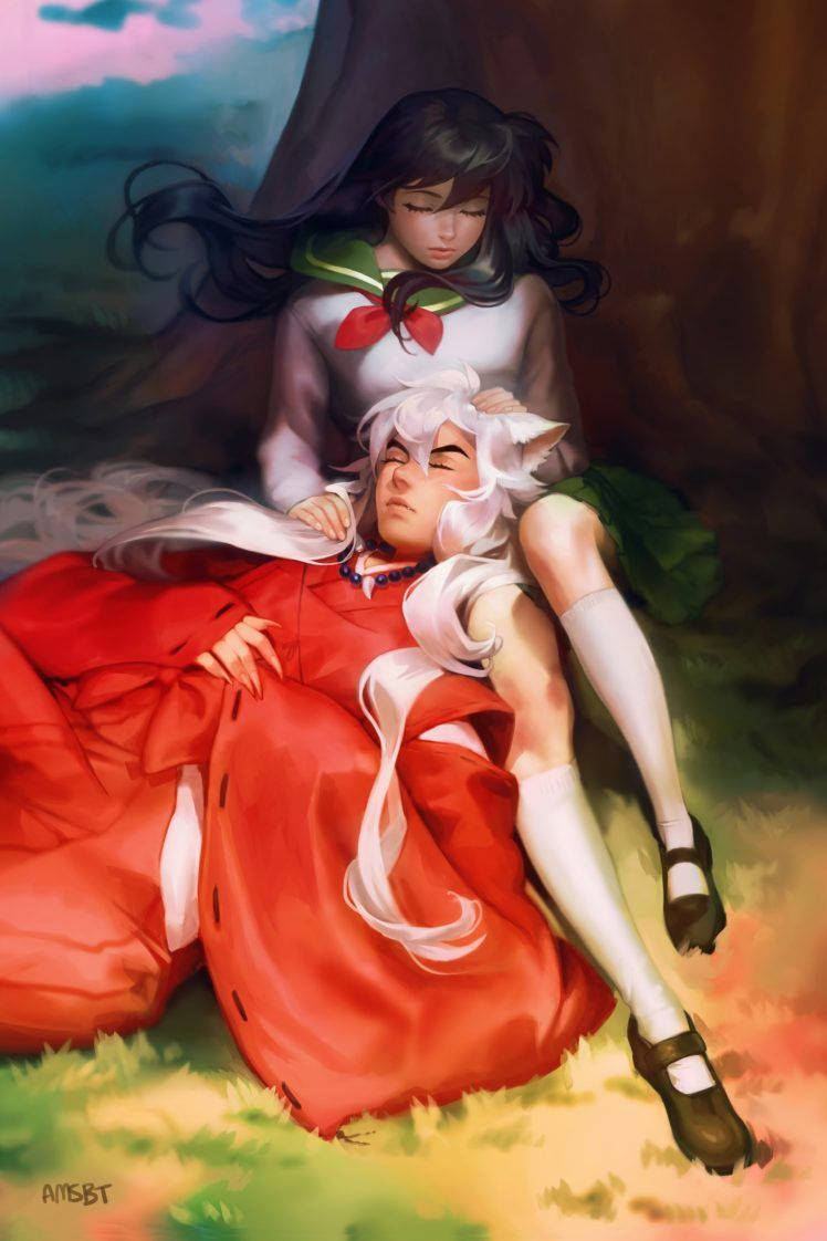 犬夜叉 桌布 壁紙 — 一個寧靜的動漫場景，一個白髮狐女穿著紅色和服睡覺，而一個黑髮女孩穿著水手服溫柔地守護著她。