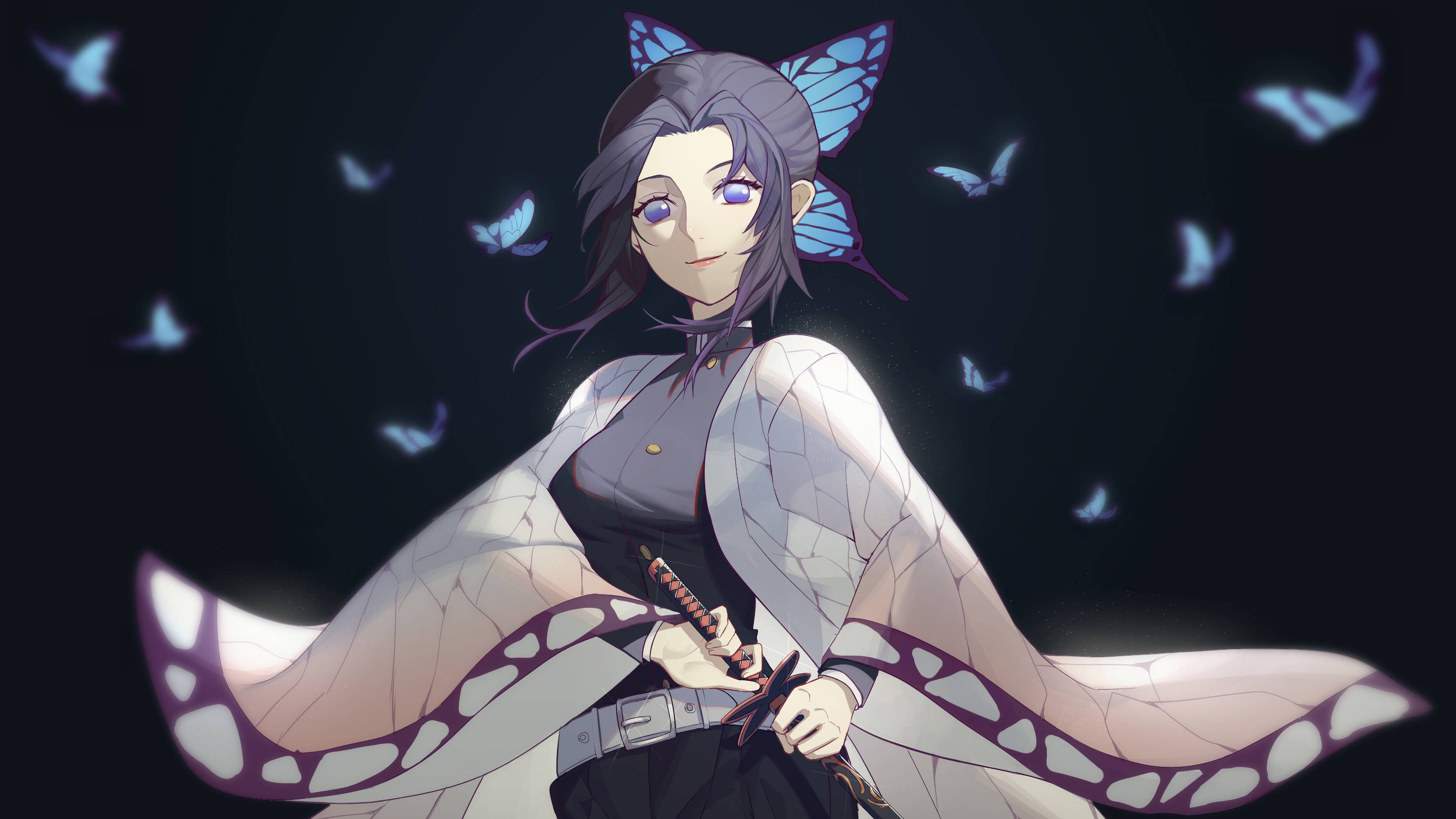 Shinobu Kocho 桌布 壁紙 — 一個寧靜的動漫女孩，擁有蝴蝶翅膀和頭髮，在黑暗中手持劍，發光的蝴蝶在她周圍飛舞。