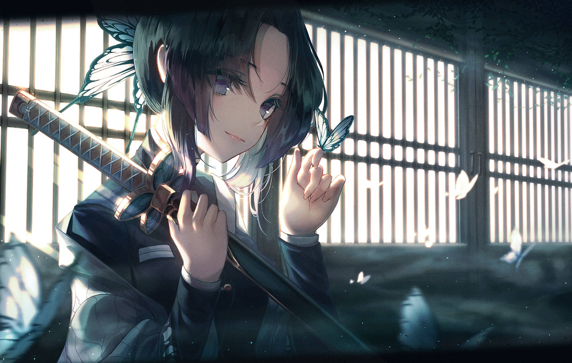 Shinobu Kocho 桌布 壁紙 — 一個寧靜的動漫女孩，深色頭髮，手持武士刀，溫柔的蝴蝶在陽光普照的木房間裡在她周圍飛舞。