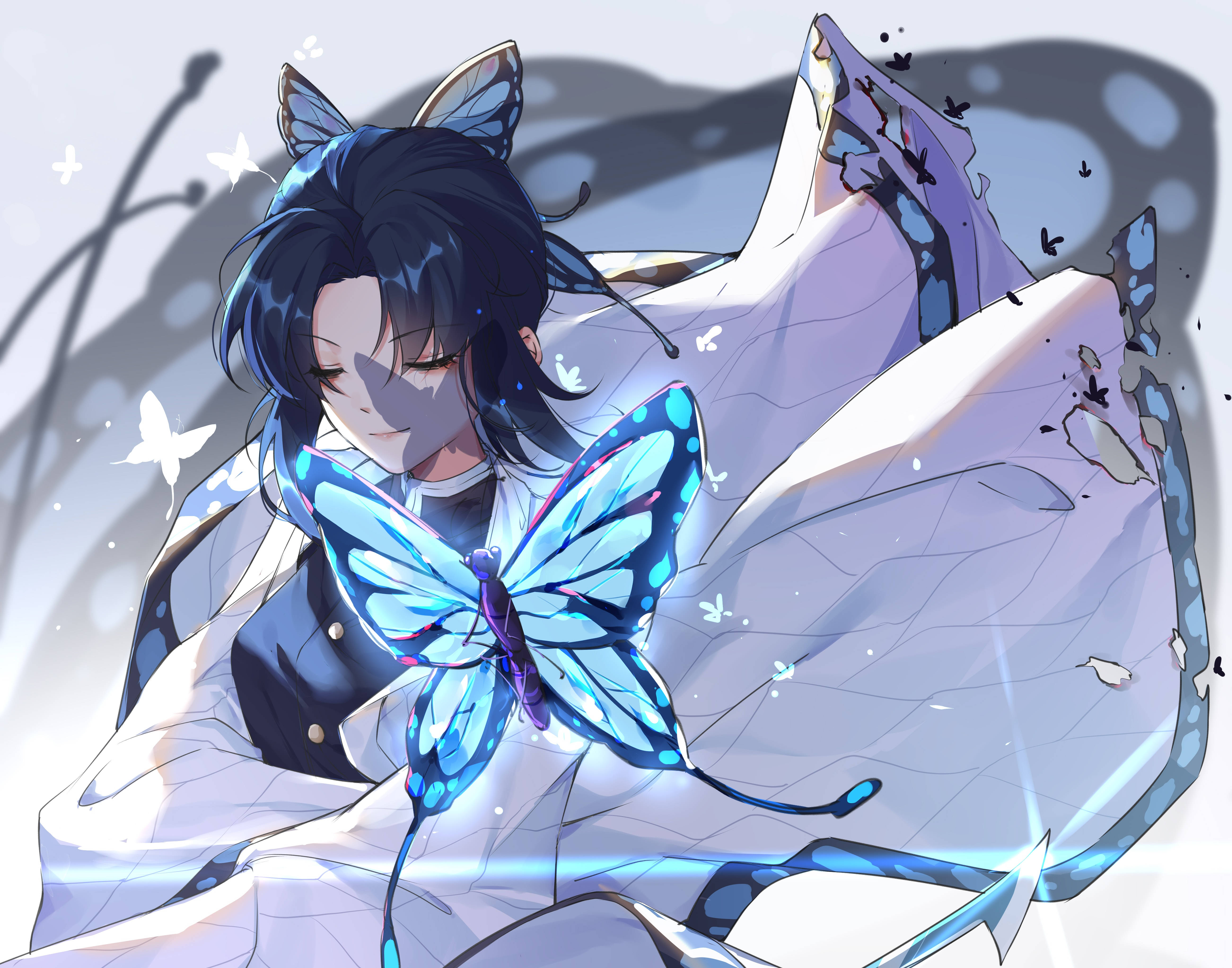 Shinobu 桌布 壁紙 — 一個寧靜的動漫女孩，深色頭髮和蝴蝶耳朵，懷抱著一隻發光的藍色蝴蝶，背景是柔和的灰色。