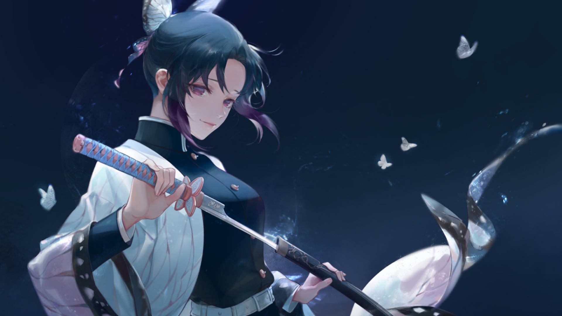 Shinobu 桌布 壁紙 — 一個寧靜的動漫女孩，深色頭髮帶有蝴蝶裝飾，在深藍色的夜空下握著一把武士刀。