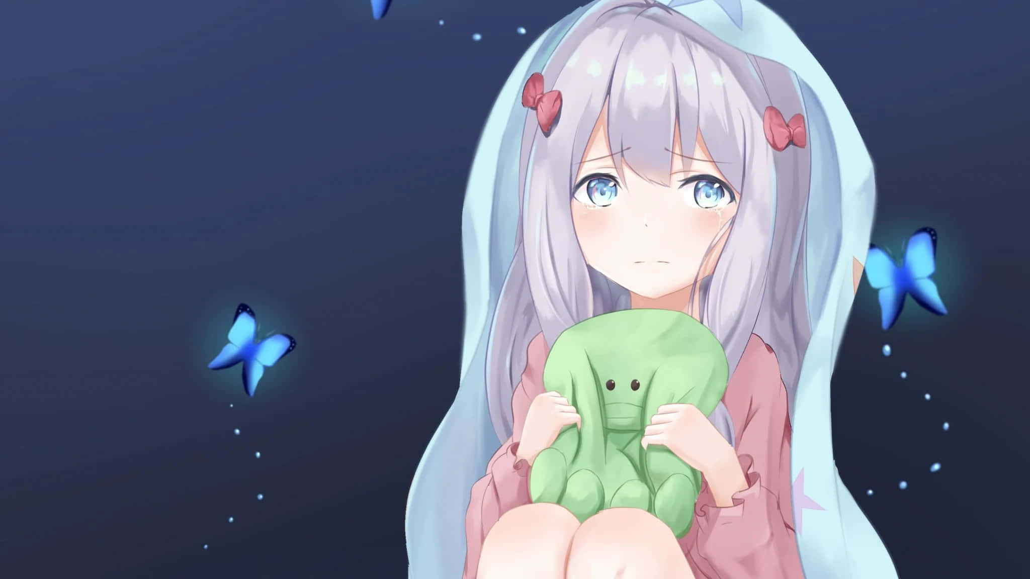 cry 桌布 壁紙 — 一個寧靜的動漫女孩，銀色頭髮和藍色眼睛，抱著一個綠色毛絨章魚，發光的藍色蝴蝶在黑暗的夜空中圍繞她飛舞。