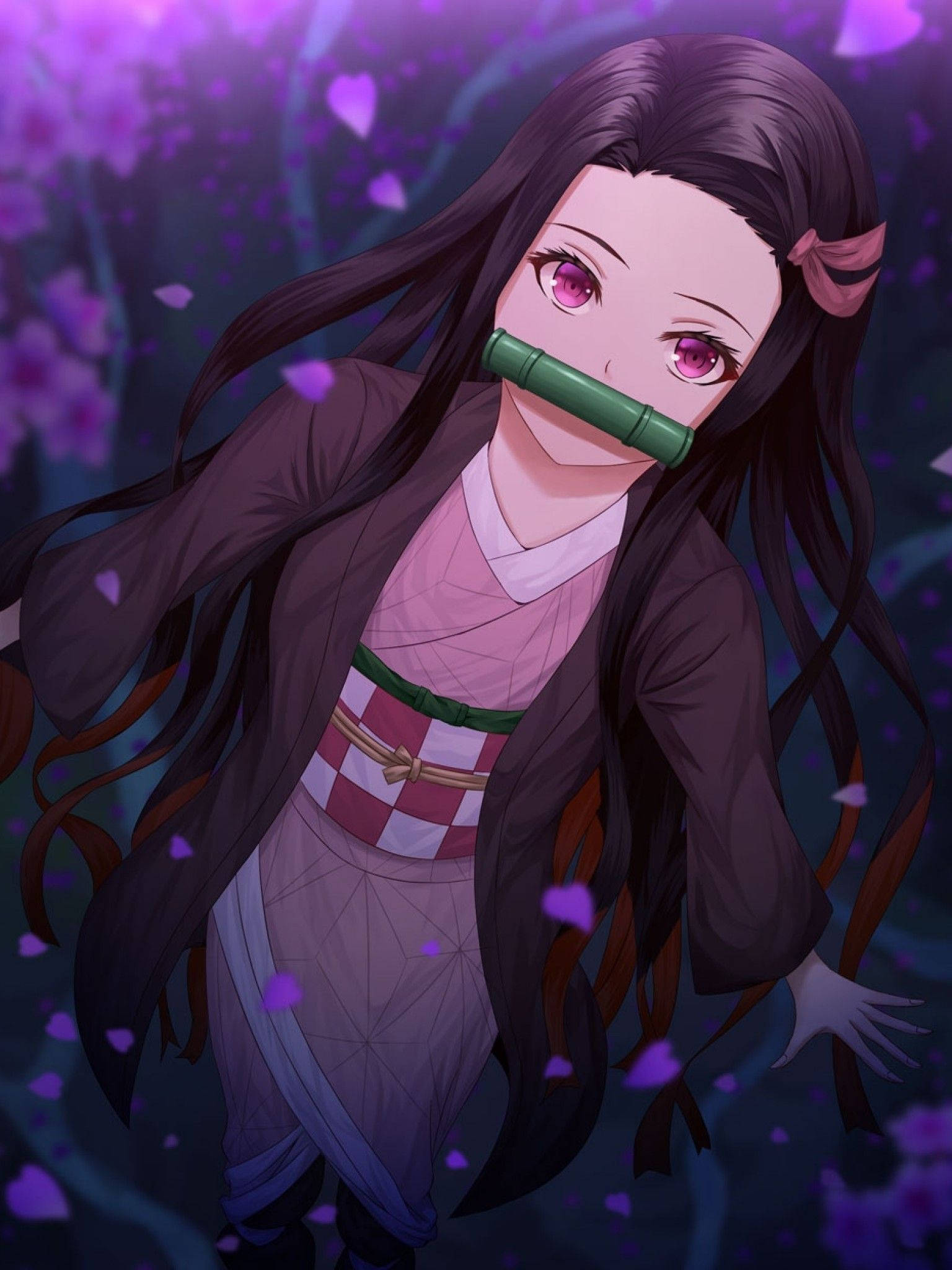鬼滅之刃 桌布 壁紙 — 一個寧靜的動漫女孩，長長的黑髮和粉紅色的眼睛，站在紫色的櫻花林中，嘴裡含著竹製口塞。