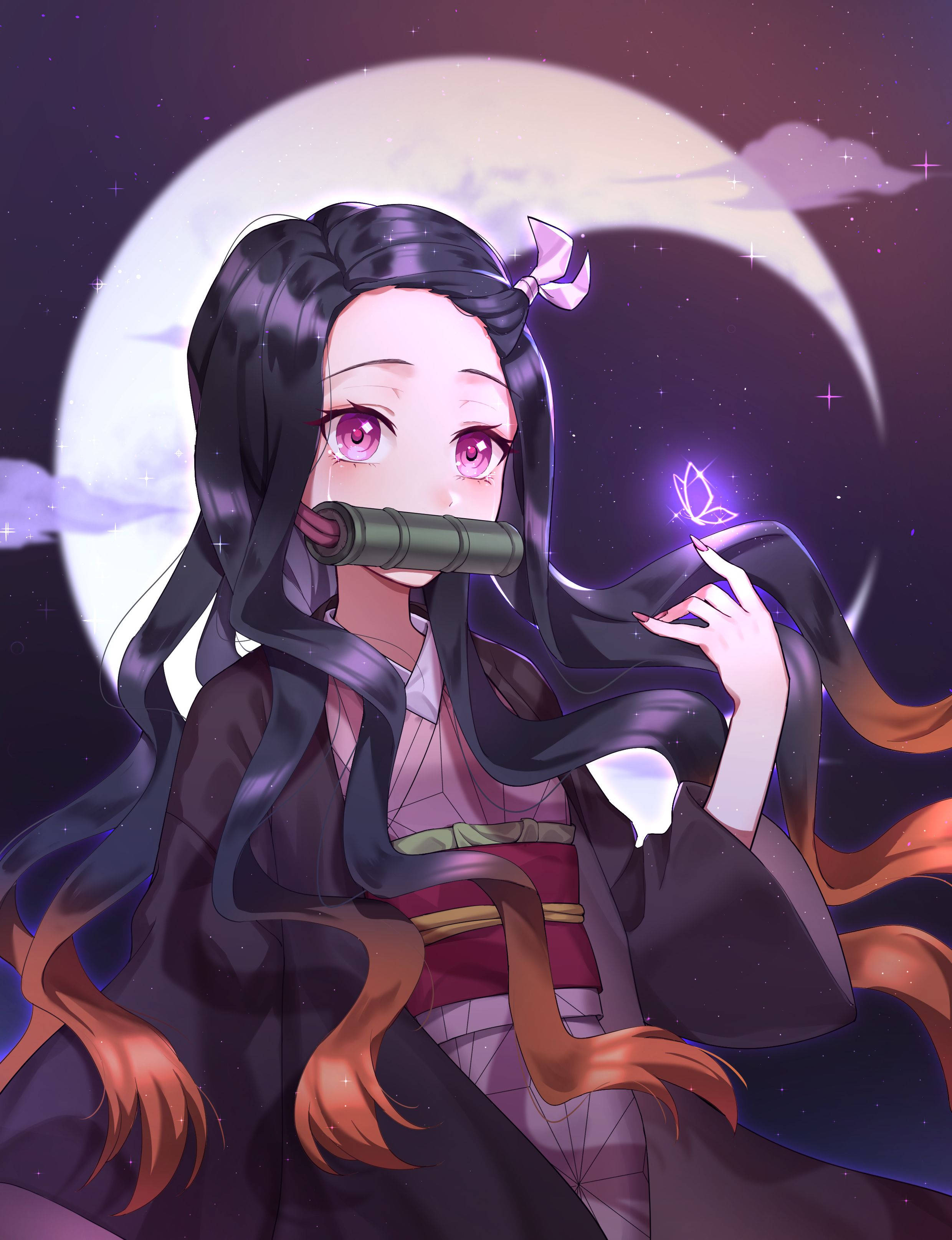 禰豆子 桌布 壁紙 — 一個寧靜的動漫女孩，長長的黑髮和粉紅色的眼睛，在彎月下拿著一隻發光的蝴蝶。