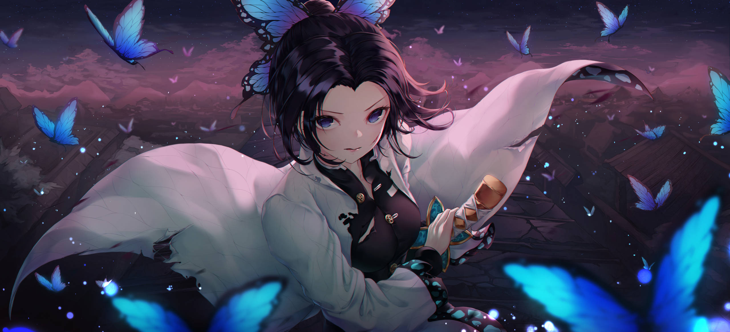 Shinobu 桌布 壁紙 — 一個寧靜的動漫女孩，黑髮藍眼，在暮色天空下被發光的藍色蝴蝶包圍，手持一把劍。