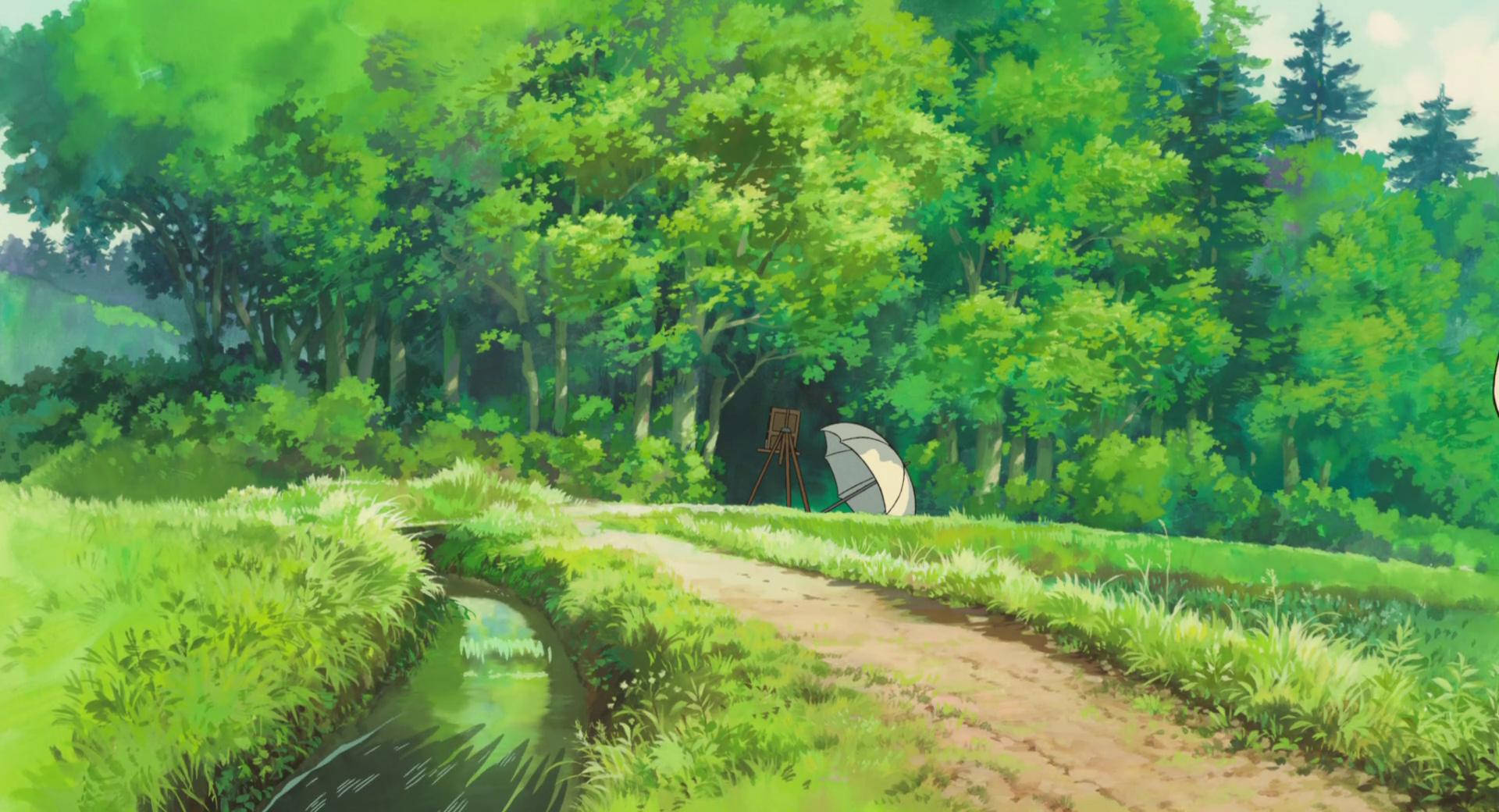Studio 桌布 壁紙 — 一個寧靜的動漫森林場景，蜿蜒的泥土小徑旁有溪流，畫家的畫架在茂密綠樹的樹冠下。