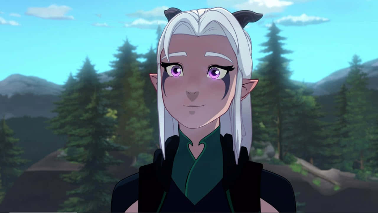 The Dragon Prince 桌布 壁紙 — 一個寧靜的動漫角色，白髮紫眼，站在晴朗藍天下森林覆蓋的山景中。