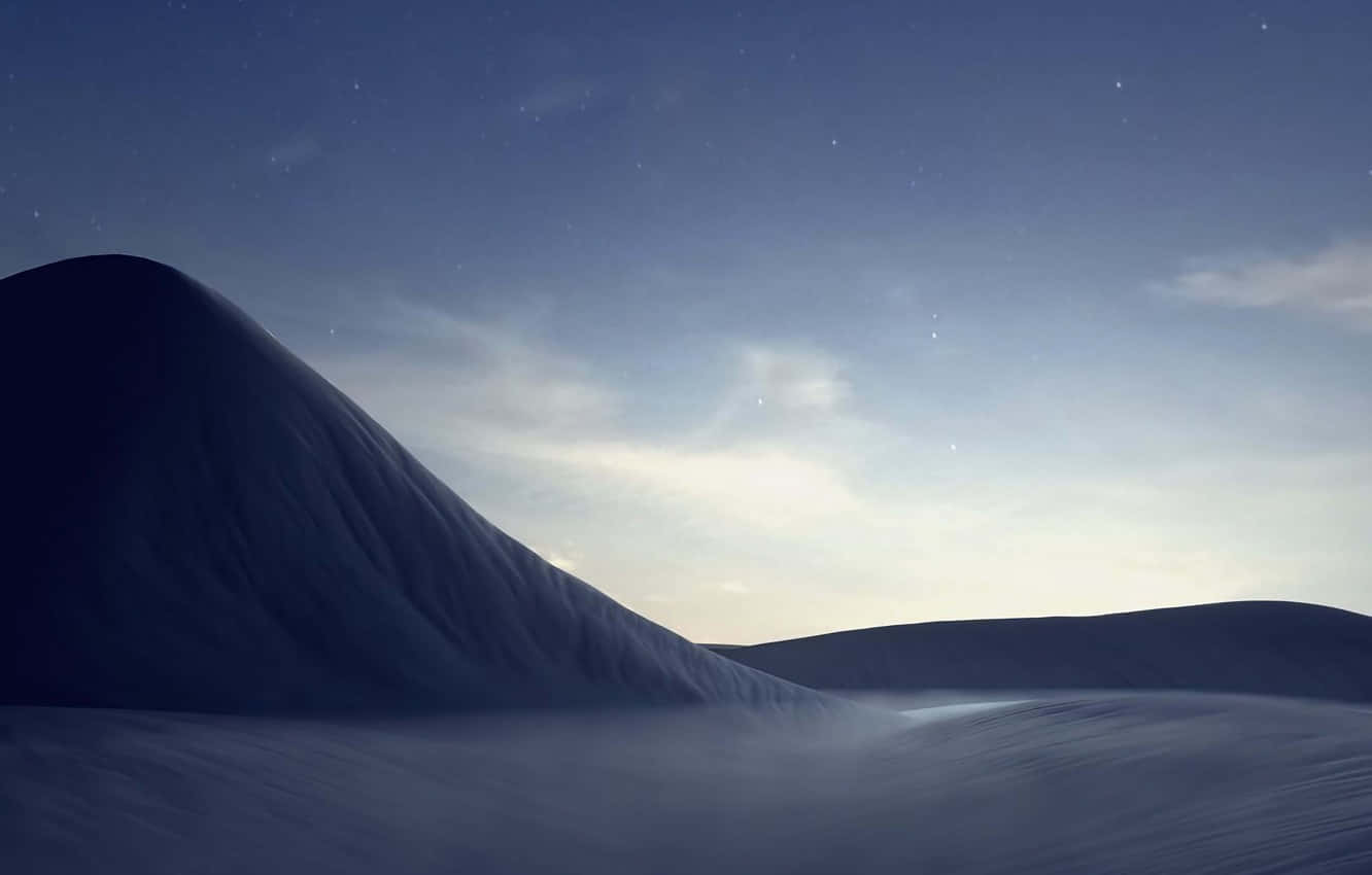 岩石 桌布 壁紙 — 一個寧靜的夜晚場景，平滑起伏的沙丘在星空下，前景有輕柔的薄霧飄過。