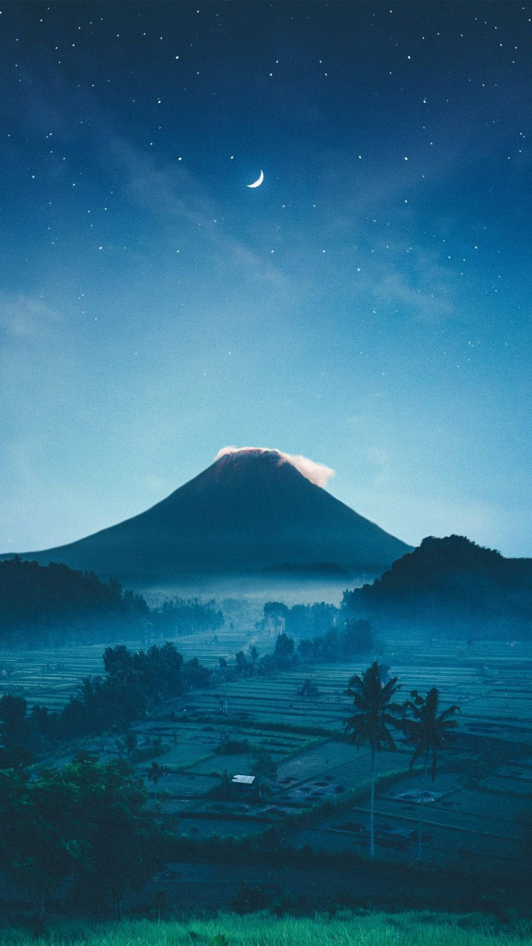 Travel And Tourism 桌布 壁紙 — 一個寧靜的夜晚場景，霧氣繚繞的山脈在星空下，新月在梯田上方閃耀。
