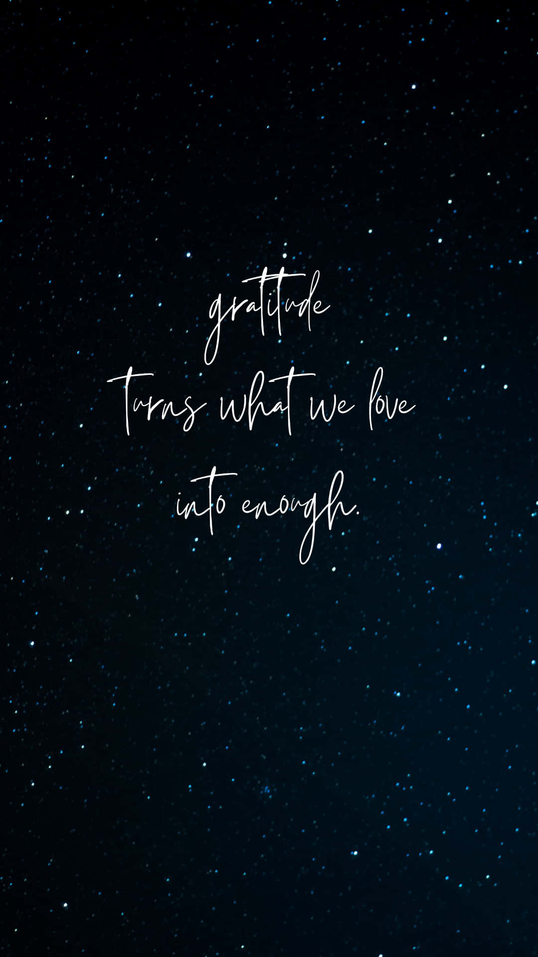 Gratitude 桌布 壁紙 — 一個寧靜的夜空，佈滿閃爍的星星，上面有優雅的手寫體短語：感恩將我們所愛的東西變成足夠。