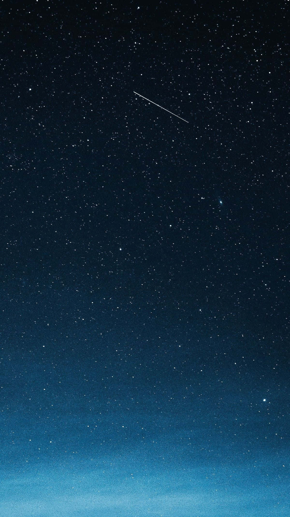 桌布 壁紙 — 一個寧靜的夜空，充滿無數星星和一顆明亮的流星劃過深藍色的天際。