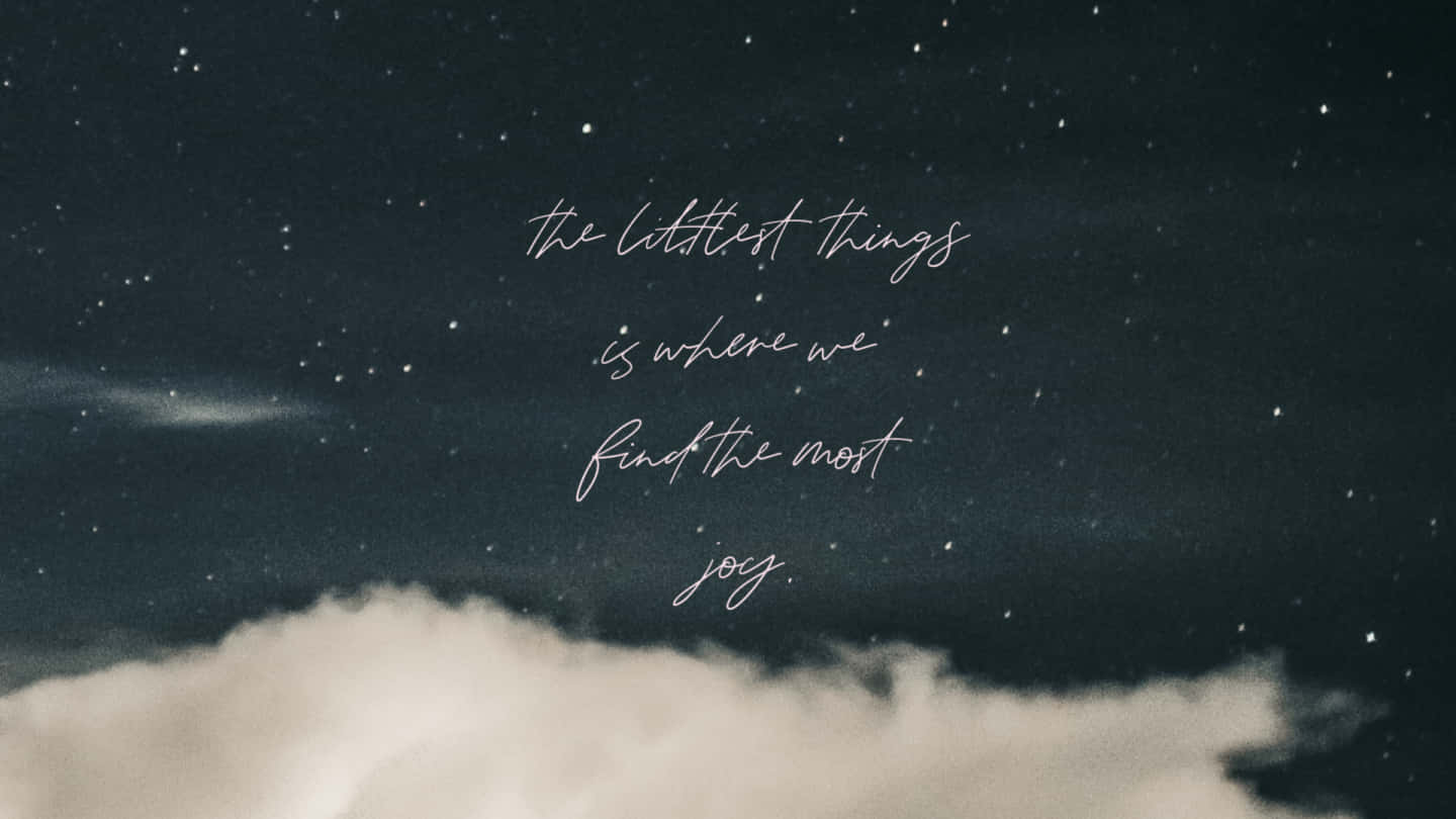 美學 桌布 壁紙 — 一個寧靜的夜空，有星星和柔軟的雲朵，上面有手寫的語錄：最微小的事物是我們找到最多快樂的地方。