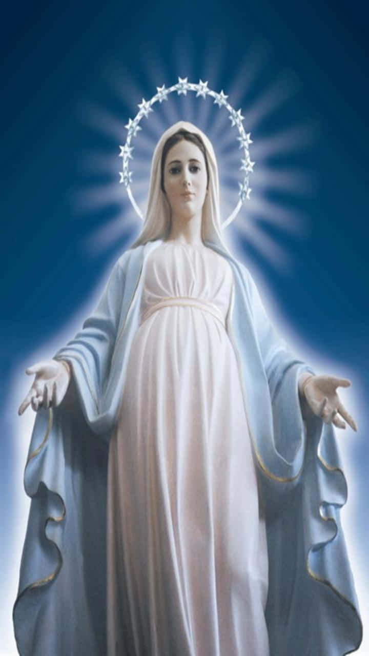 Mother Mary 桌布 壁紙 — 一個寧靜的宗教人物，帶有星光環繞的光環，在深藍色背景上散發神聖光芒。