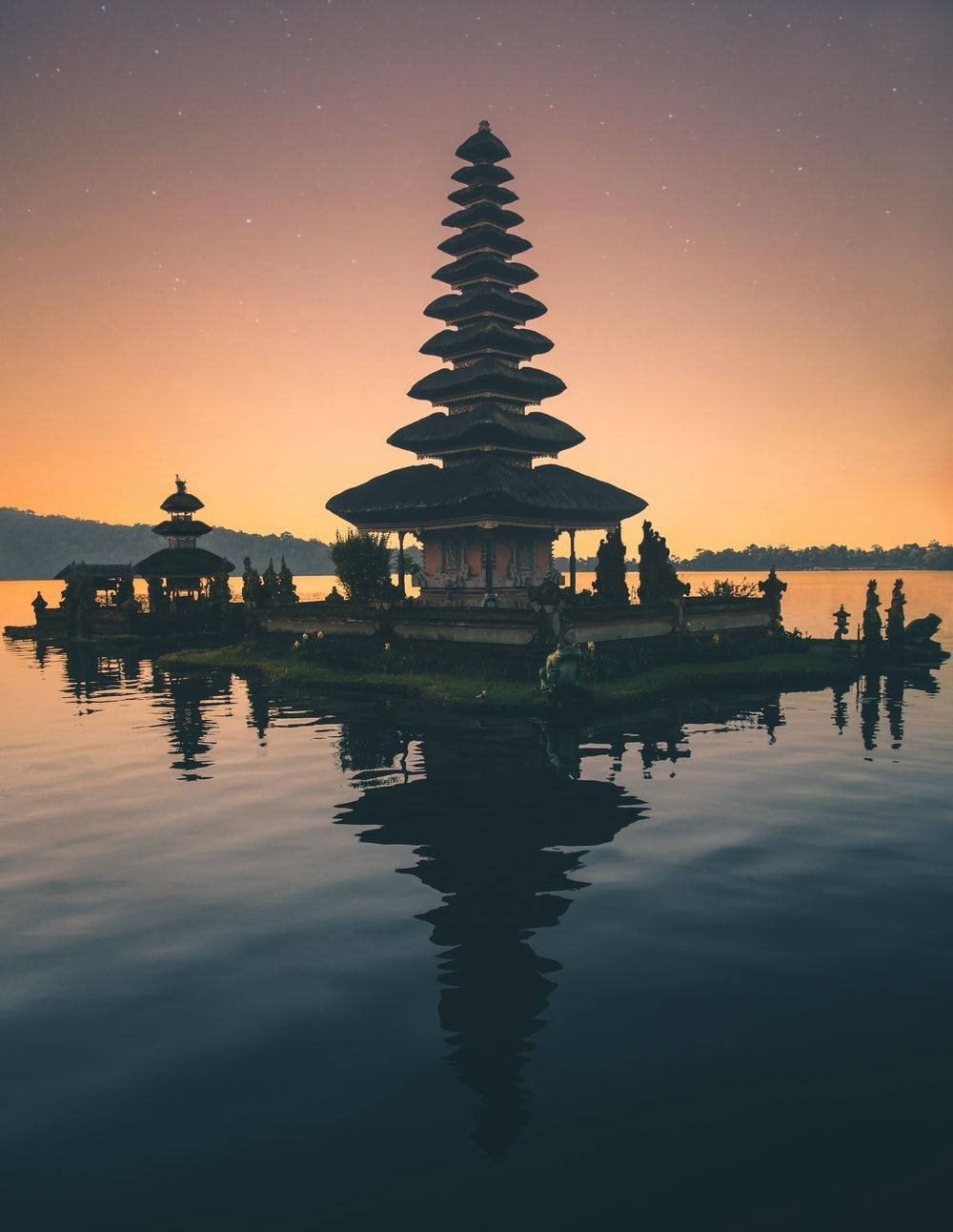 Vacation 桌布 壁紙 — 一個寧靜的寺廟群在暮色天空中剪影，星星浮現，完美倒映在平靜的水面上。