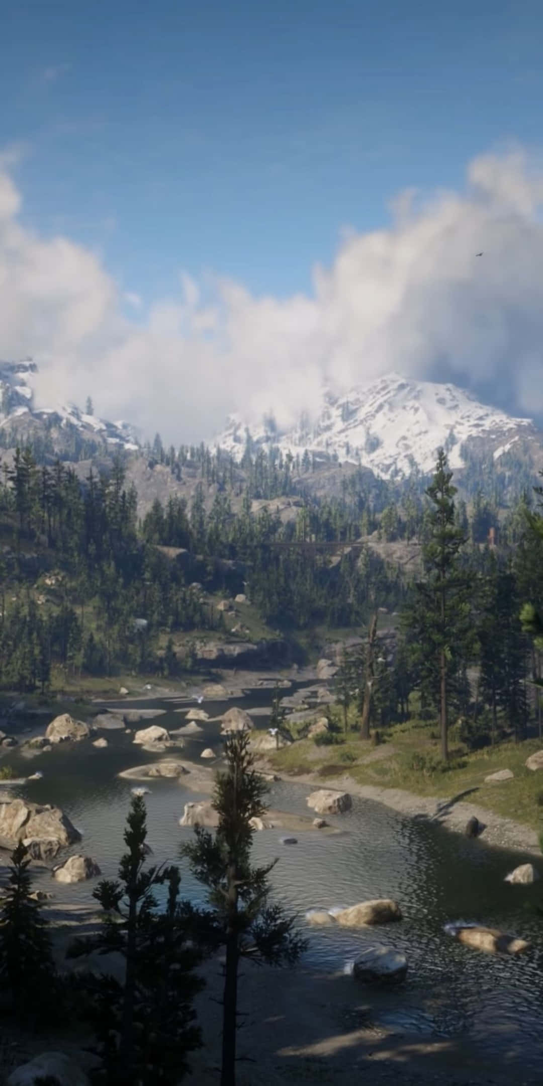 Red Dead Redemtion 2 桌布 壁紙 — 一個寧靜的山間湖泊，周圍環繞著常綠樹木和積雪的山峰，天空多雲，藍天白雲。