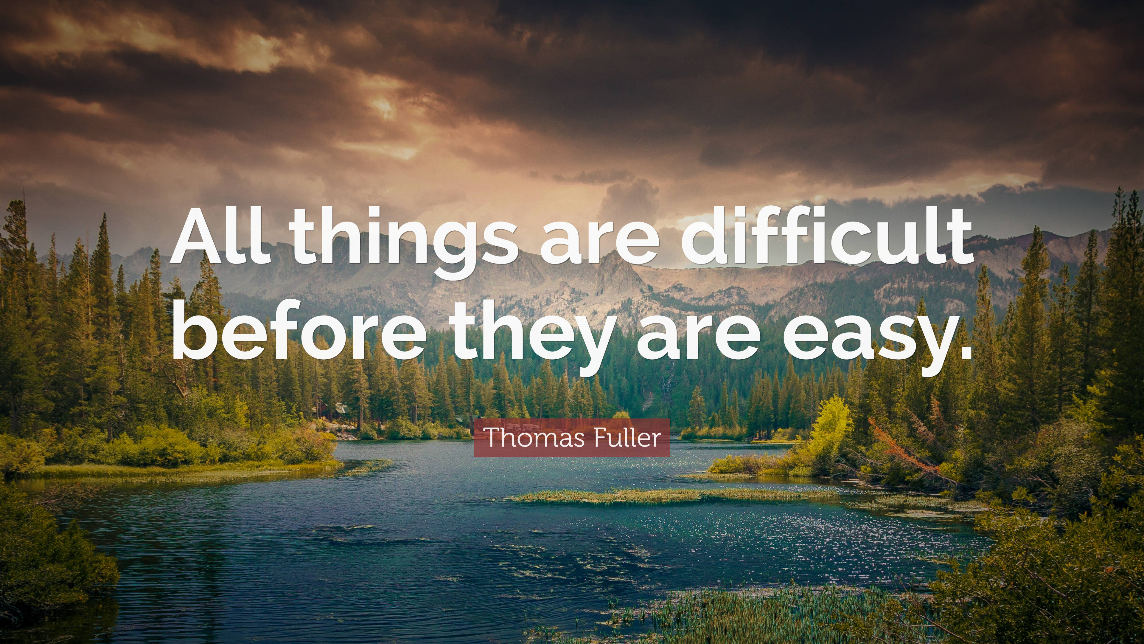 Positive Quotes 桌布 壁紙 — 一個寧靜的山間湖泊，被常綠樹環繞，在戲劇性的多雲天空下，並覆蓋著一句引言。