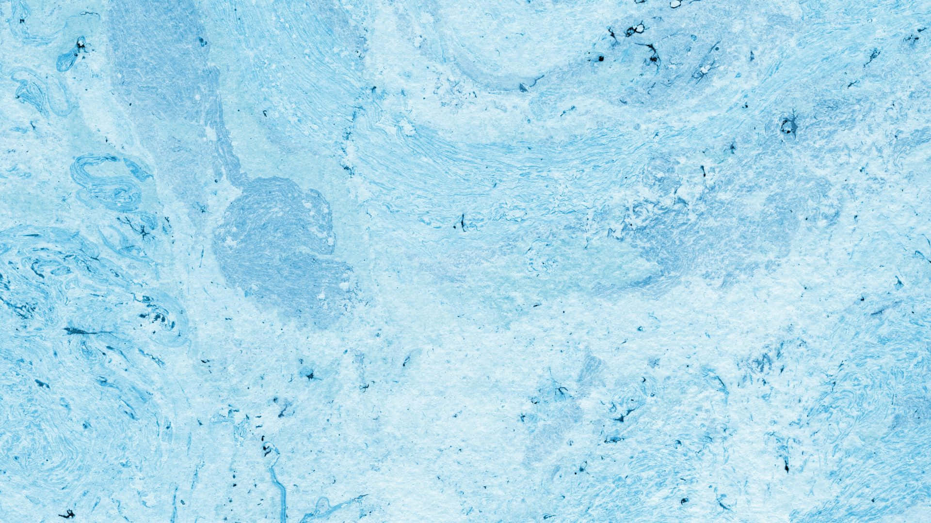 Blue Marble 桌布 壁紙 — 一個寧靜的抽象圖案，由旋轉的淺藍色和白色紋理組成，類似於冰凍的水或冰冷的雲。