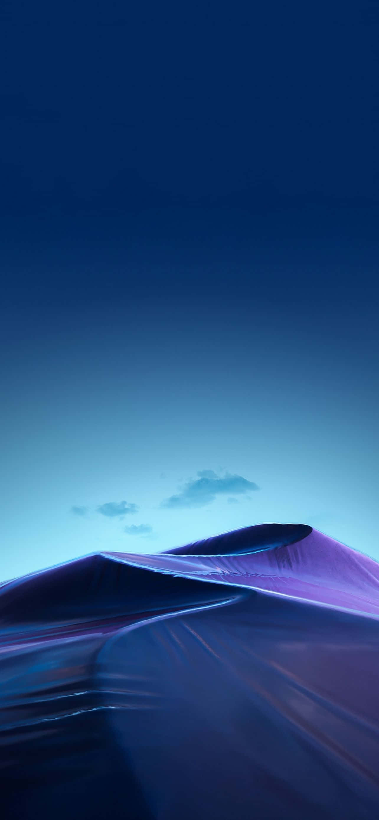 Mountain iPhone 桌布 壁紙 — 一個寧靜的數位景觀，呈現平滑的紫色和藍色沙丘，背景是漸變的暮色天空，點綴著稀疏的雲朵。
