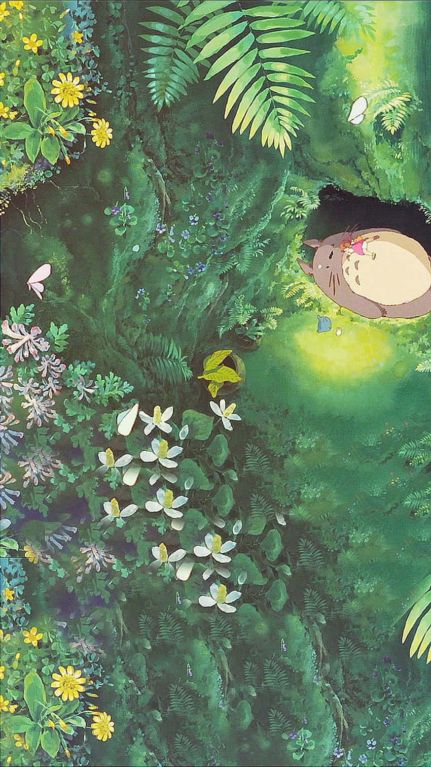 龍貓在充滿活力的綠色樹葉和盛開的花朵中，於樹洞中平靜地休息。 — 龍貓 GIF 壁紙