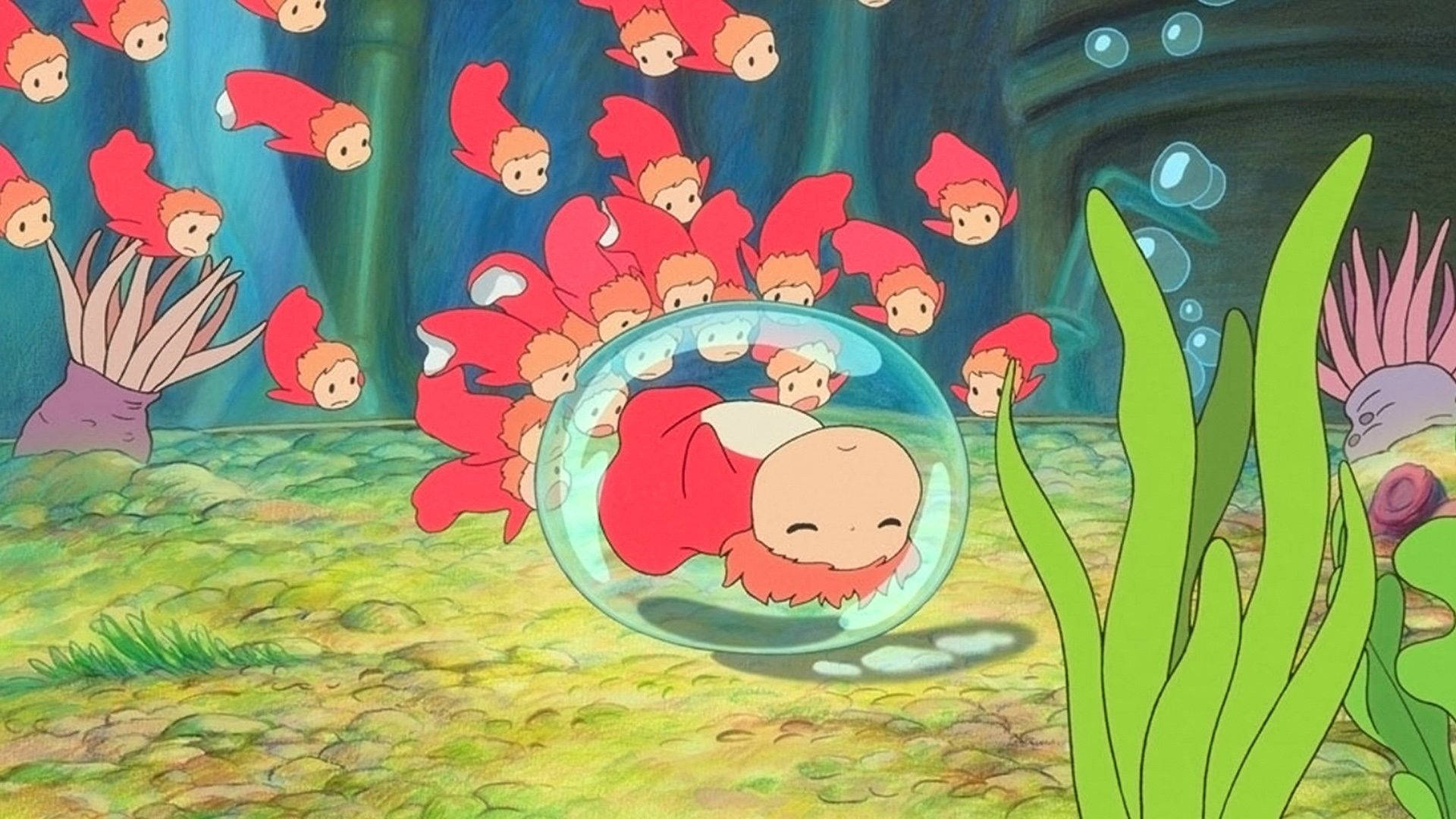 Ponyo 桌布 壁紙 — 一個寧靜的水下場景，一個孩子在玻璃泡泡中，被紅髮魚群圍繞，周圍有綠色海藻和珊瑚。