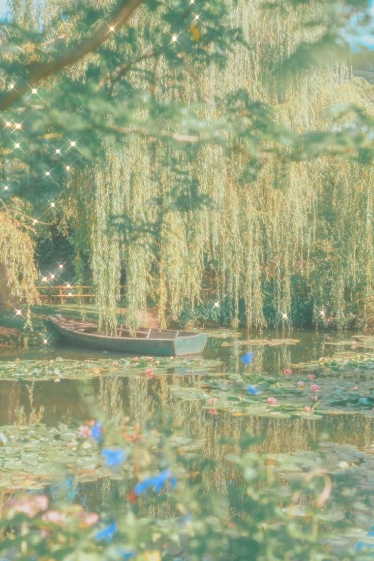 仙女美學 桌布 壁紙 — 一個寧靜的池塘，有睡蓮葉和小船，在垂柳下帶有閃爍的光效。
