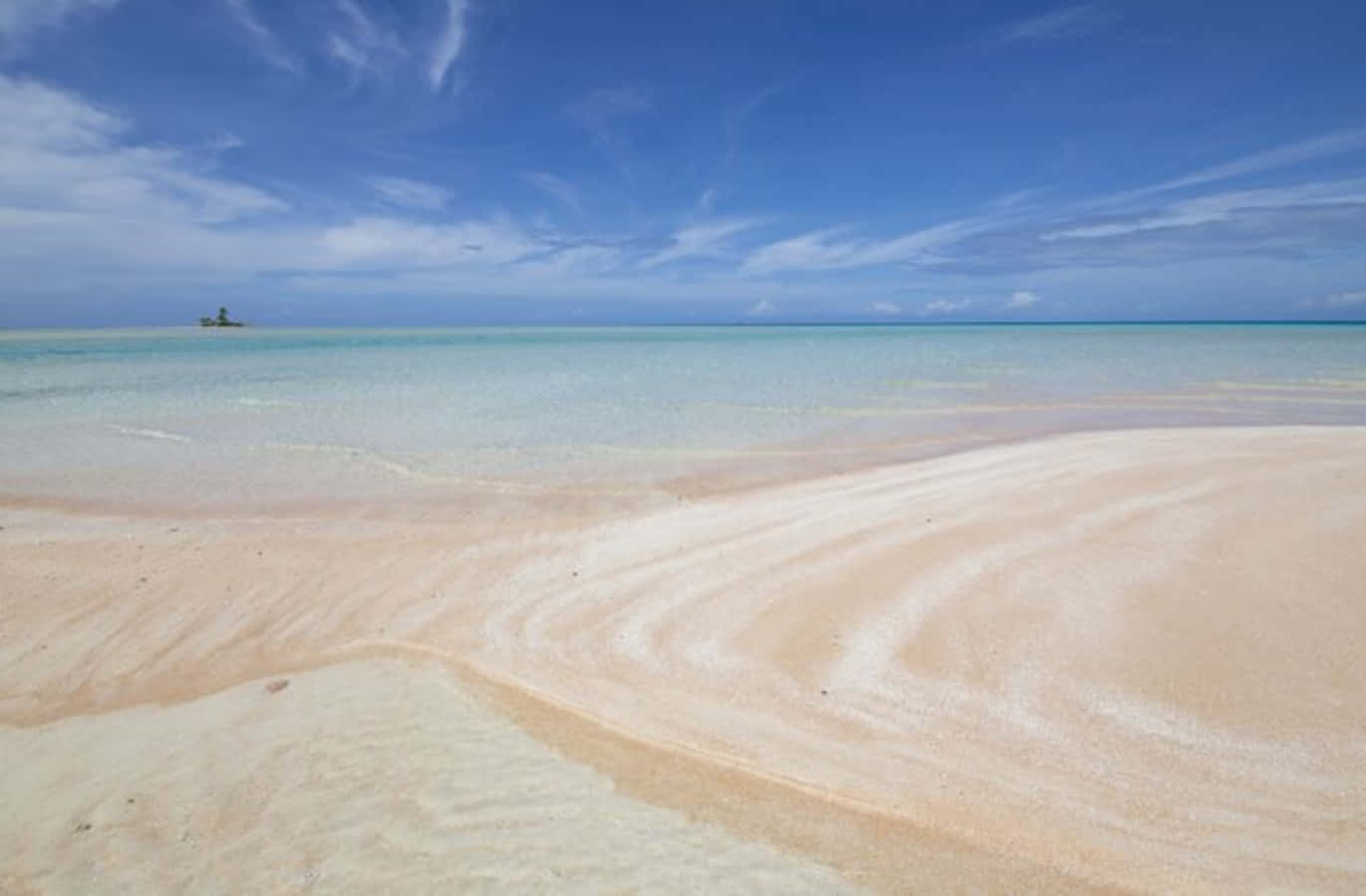 sand 桌布 壁紙 — 一個寧靜的熱帶海灘，柔軟的粉紅色沙灘曲線與碧綠的海水相接，廣闊的藍天中飄著縷縷白雲。
