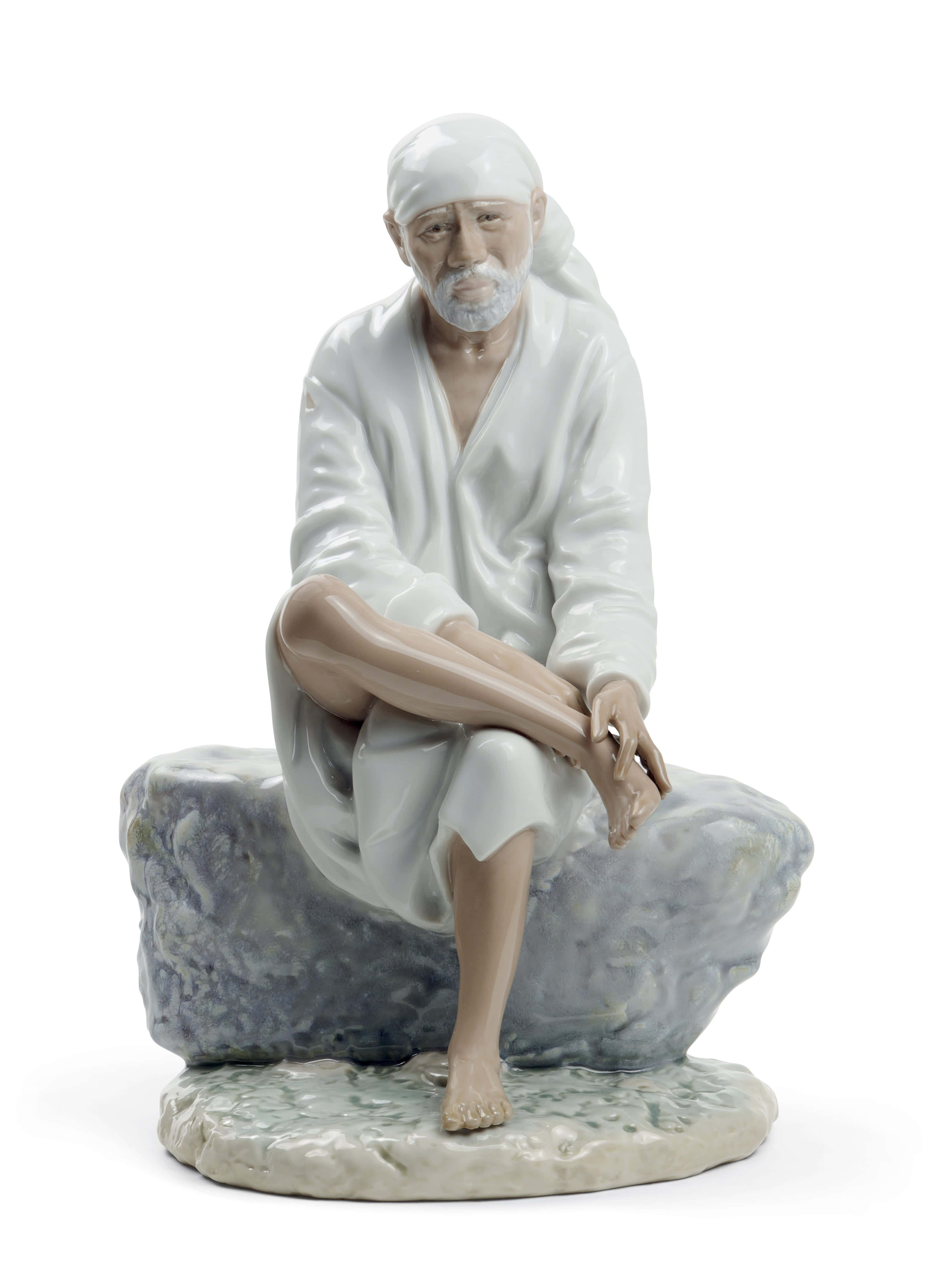 figure 桌布 壁紙 — 一個寧靜的瓷器公仔，描繪一位留著白鬍子、戴頭巾的長者，沉思地坐在一塊有紋理的灰色岩石上。