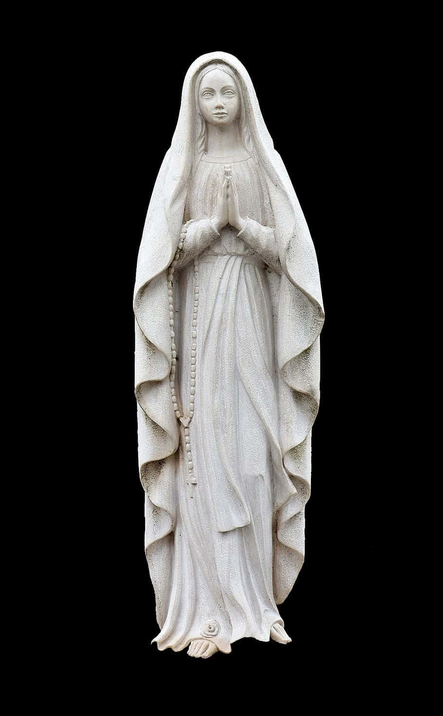 statue 桌布 壁紙 — 一個寧靜的白色石像，描繪一位披著飄逸長袍的祈禱女子，背景是 stark 黑色。