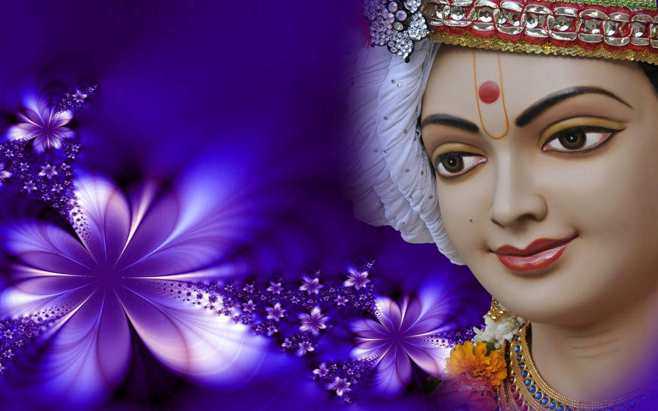 Swaminarayan 桌布 壁紙 — 一個寧靜的神聖人物，飾有珠寶和皇冠，背景是充滿活力的紫色碎形花卉圖案。