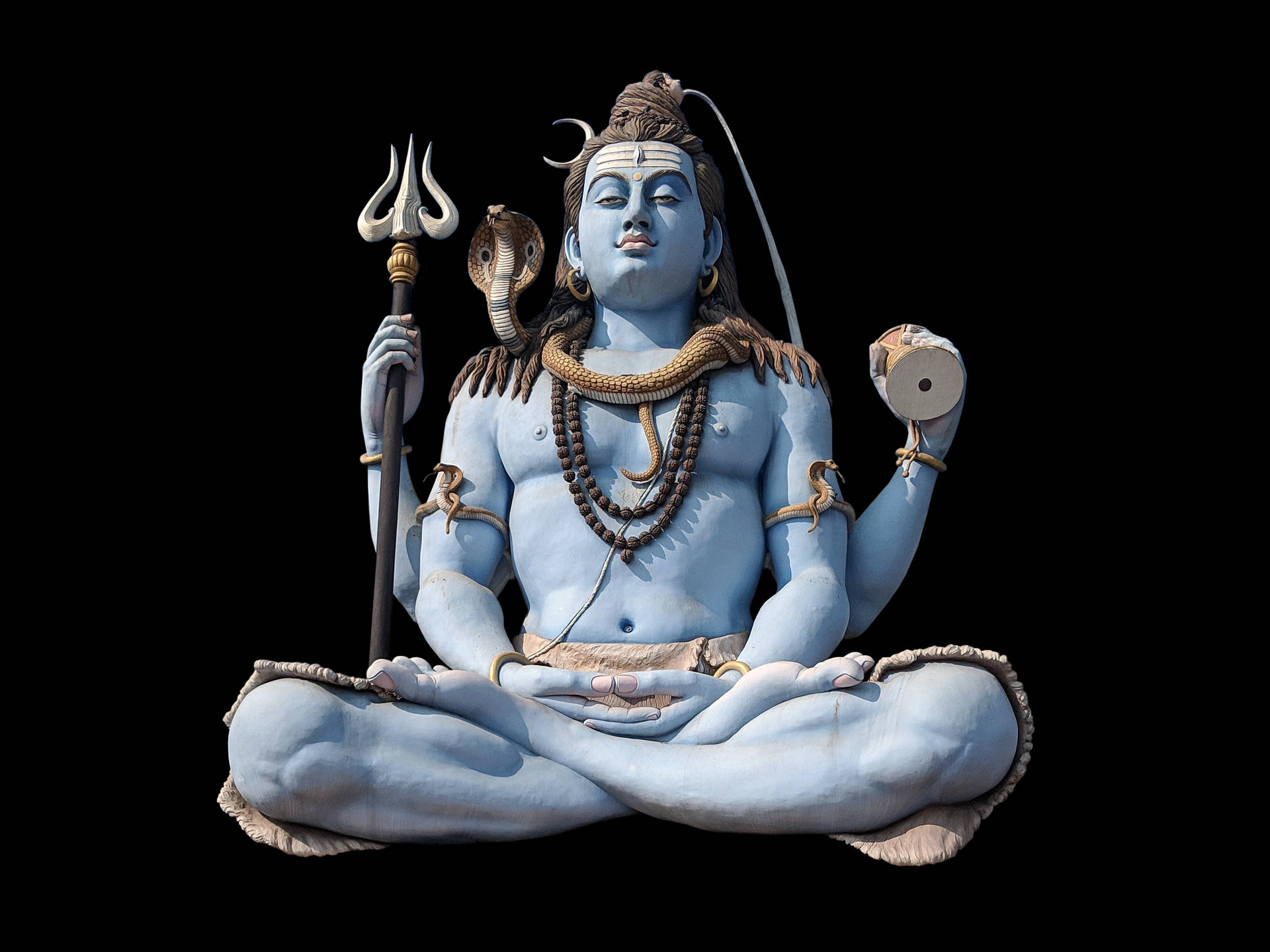 Indian 桌布 壁紙 — 一個寧靜的藍皮膚印度教神像雕像盤腿冥想，手持三叉戟和鼓，脖子上纏著眼鏡蛇，背景為黑色。