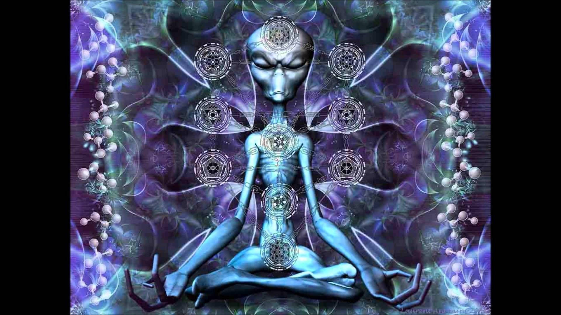 迷幻酷炫 桌布 壁紙 — 一個寧靜的藍色外星人盤腿打坐，被發光的幾何符號和分子鏈包圍在迷幻的紫色虛空中。