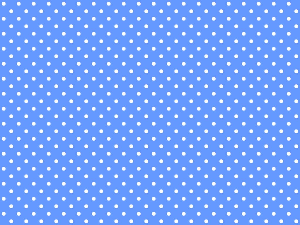 Polka Dot 桌布 壁紙 — 一個寧靜的藍色背景，點綴著均勻分佈的白色圓點，形成一個乾淨的重複圖案。