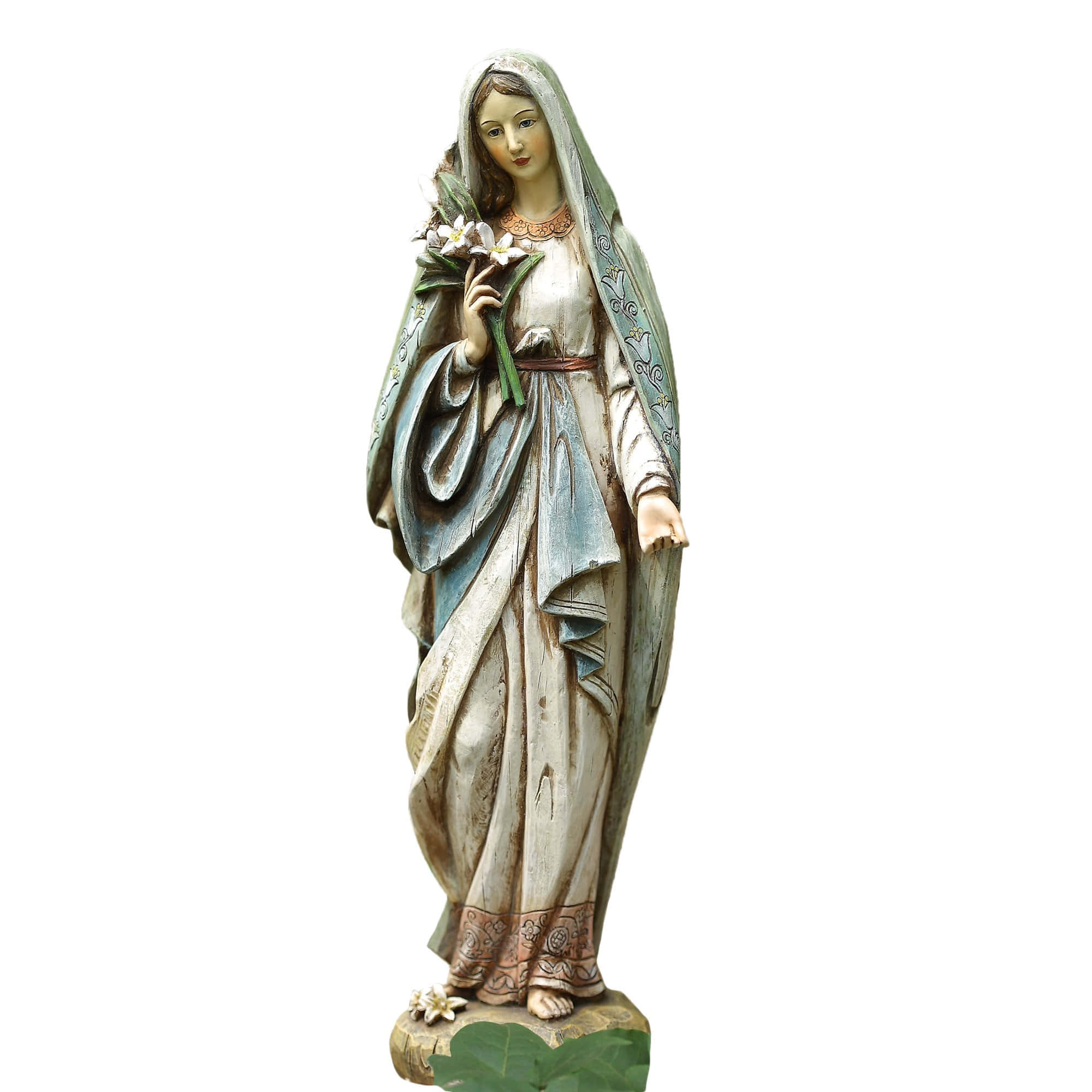 Mother Mary 桌布 壁紙 — 一個寧靜的雕像，描繪一位戴著面紗、身穿飄逸長袍、手持白色百合花的女性，優雅地站在純白色背景前。