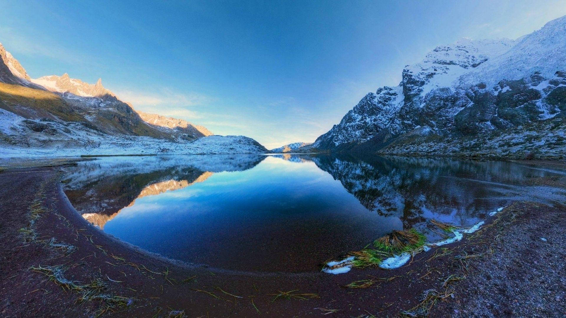 秘魯 桌布 壁紙 — 一個寧靜的雪山湖泊完美對稱地倒映著清澈的藍天和崎嶇的山峰。