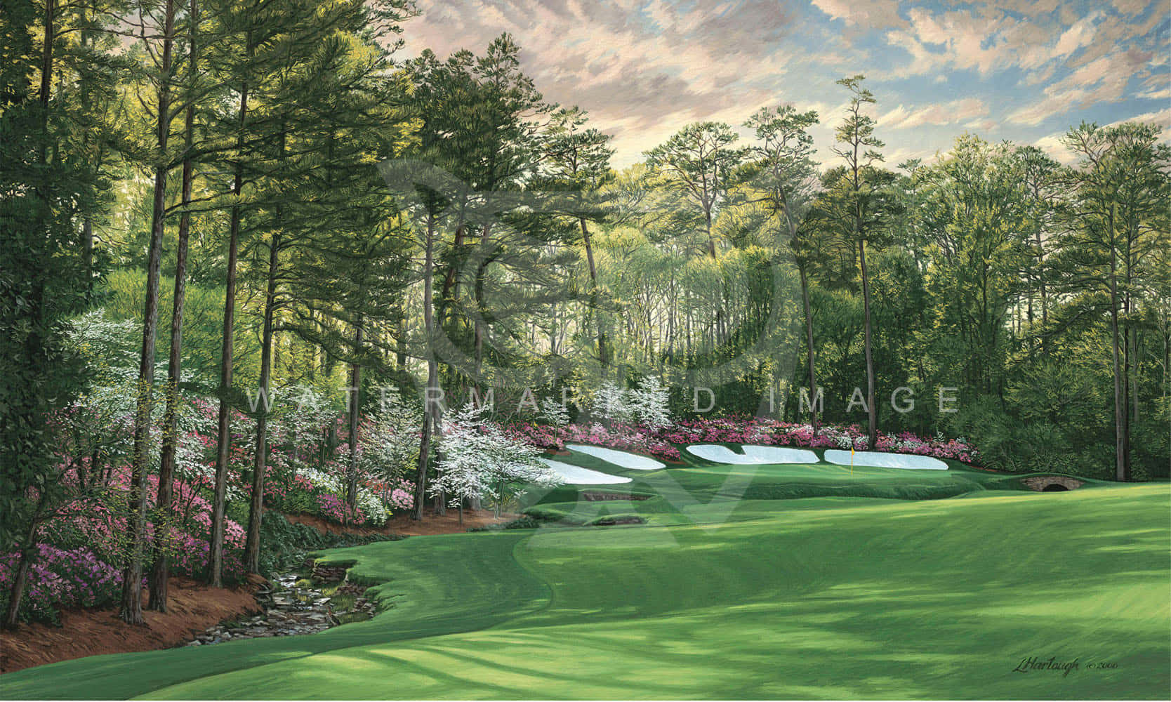 Augusta National iPhone 桌布 壁紙 — 一個寧靜的高爾夫球場，坐落在森林中，周圍有鮮豔的粉紅色和白色開花灌木，天空柔和多雲。