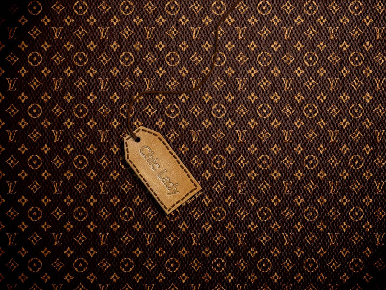 Louis Vuitton Aesthetic 桌布 壁紙 — 一個寫著 chic lady 的棕色皮革標籤掛在路易威登字母組合圖案背景上。