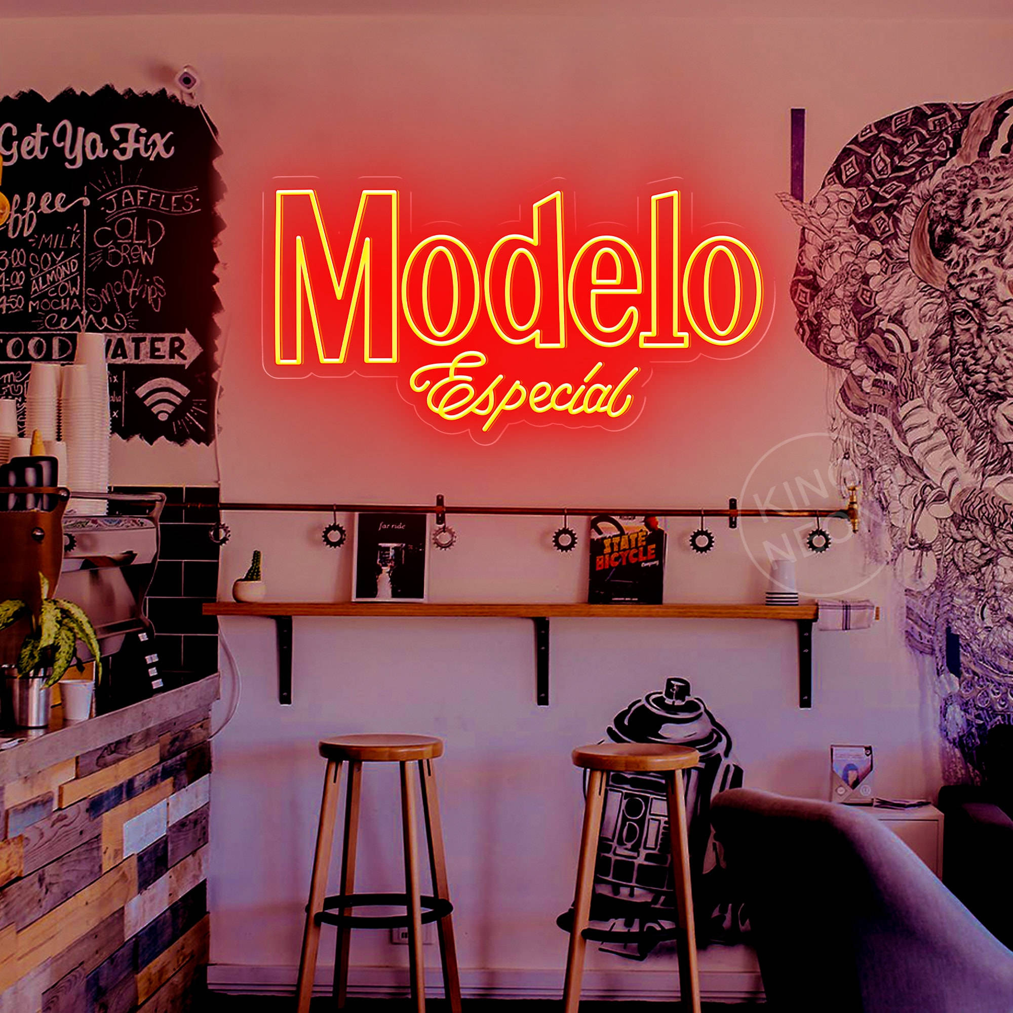 品牌 桌布 壁紙 — 一個寫著「Modelo Especial」的鮮紅色霓虹燈招牌，在木凳上方閃耀，位於一家舒適、不拘一格的咖啡館，內有黑板菜單和精緻的牆壁藝術。